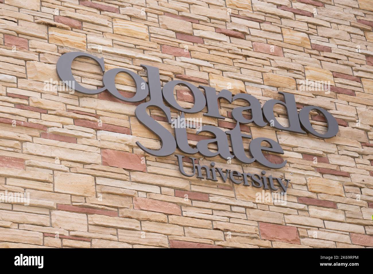 Fort Collins, CO - 16 luglio 2022: Il segno della Colorado state University su un edificio presso la University of Colorado a Fort Collins, Colorado Foto Stock
