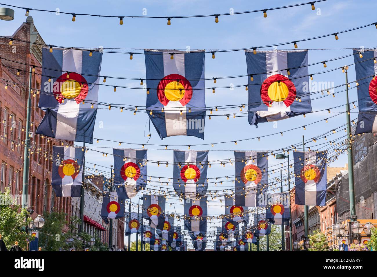 Negozi e ristoranti fieggiano lo storico quartiere preservativo di Larimer Square nel centro di Denver. Foto Stock