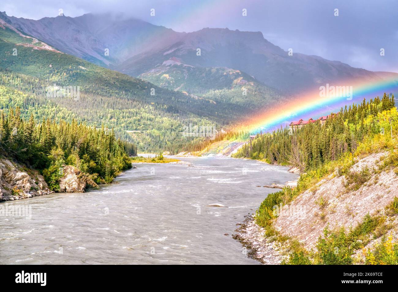 Splendido arcobaleno sul fiume Nenana nel Parco Nazionale di Denali, Alaska Foto Stock