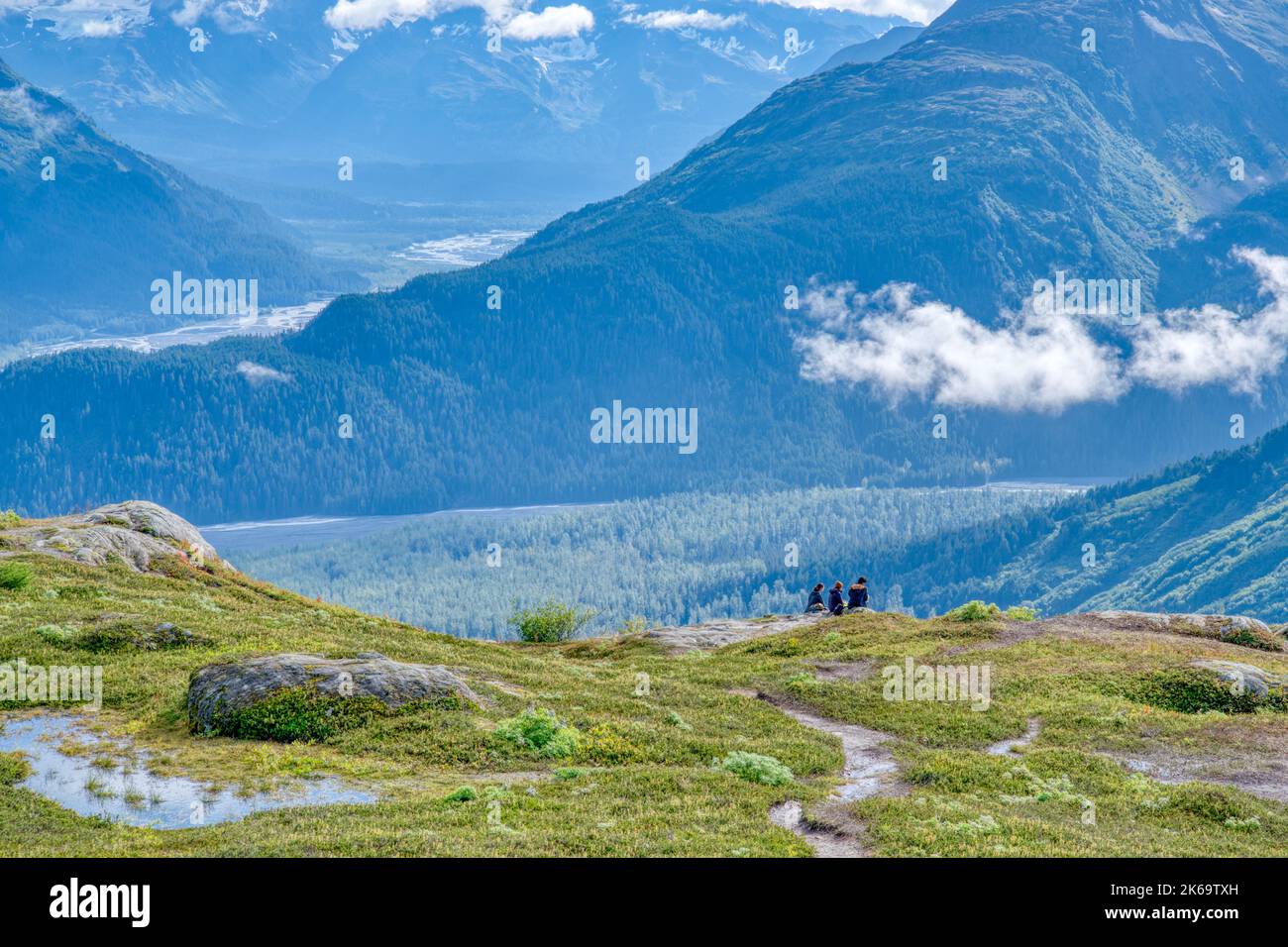 Gli escursionisti si siedono sul punto di vista lungo il percorso Exit Glacier nel Kenai Fjords National Park vicino a Seward, Alaska Foto Stock