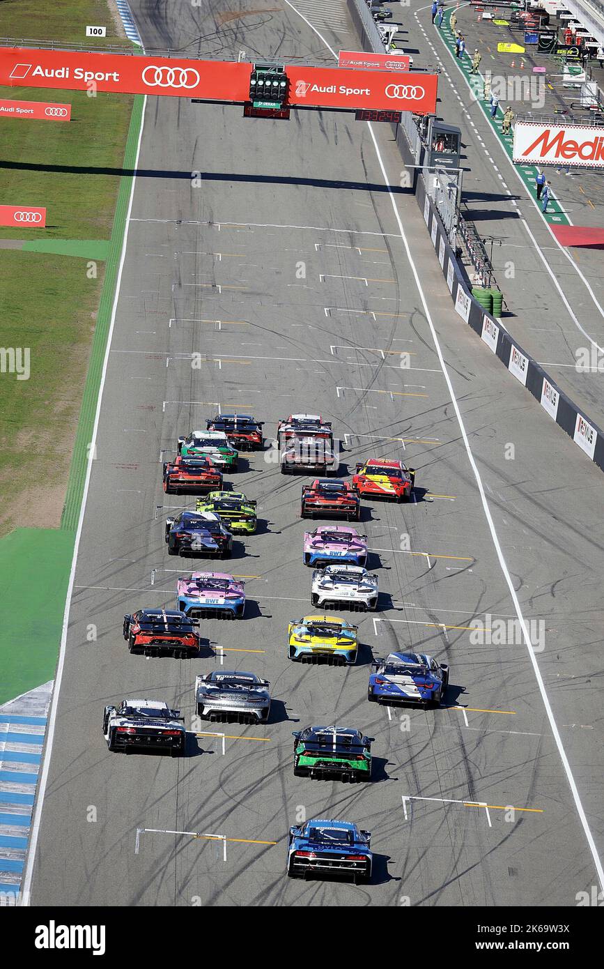 Hockenheim, Germania. 09th Ott 2022. 9th ottobre 2022, Hockenheimring, Hockenheim, DTM 2022, Hockenheimring, nella foto di partenza gara: Marco Wittmann, Walkenhorst Motorsport, René Rast, Abt Sportsline, Clemens Schmid, GRT Grasser Racing, Sheldon van der Linde, Schubert Motorsport, Lucas Auer, Mercedes AMG Team Winward, Kelvin van der Linde, Abt Sportsline, Maximilian GOTZ, Mercedes-AMG Team Winward, Luca Stolz, Mercedes-AMG HRT, Ricardo Feller, Abt Sportsline, Philipp Eng, Schubert Motorsport, Nico Muller, Team Rosberg Credit: dpa/Alamy Live News Foto Stock