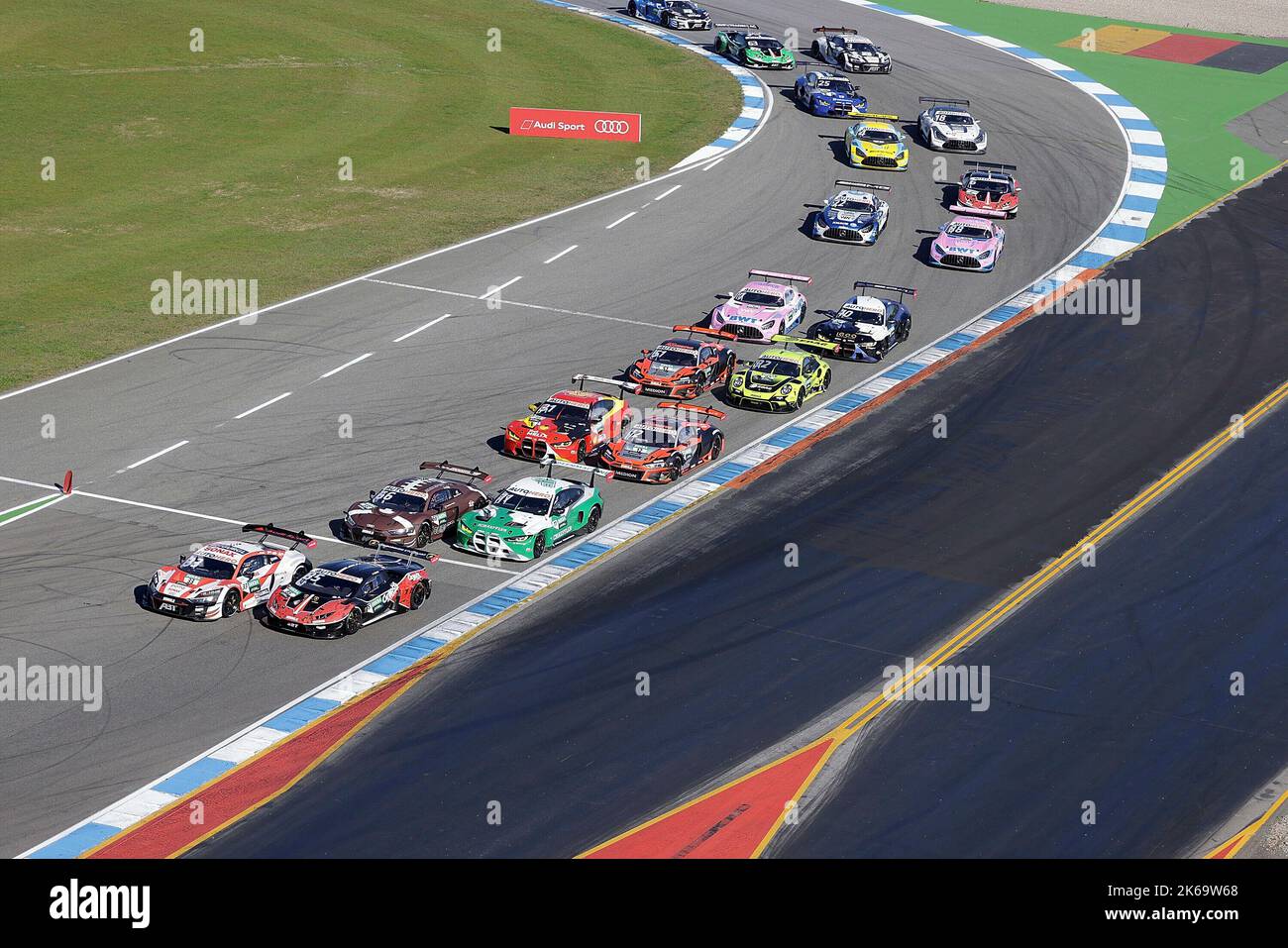 Hockenheim, Germania. 09th Ott 2022. 9th ottobre 2022, Hockenheimring, Hockenheim, DTM 2022, Hockenheimring, nella foto di partenza gara: Marco Wittmann, Walkenhorst Motorsport, René Rast, Abt Sportsline, Clemens Schmid, GRT Grasser Racing, Sheldon van der Linde, Schubert Motorsport, Lucas Auer, Mercedes AMG Team Winward, Kelvin van der Linde, Abt Sportsline, Maximilian GOTZ, Mercedes-AMG Team Winward, Luca Stolz, Mercedes-AMG HRT, Ricardo Feller, Abt Sportsline, Philipp Eng, Schubert Motorsport, Nico Muller, Team Rosberg Credit: dpa/Alamy Live News Foto Stock