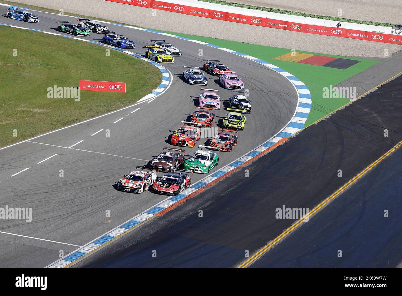 Hockenheim, Germania. 09th Ott 2022. 9th ottobre 2022, Hockenheimring, Hockenheim, DTM 2022, Hockenheimring, nella foto di partenza gara: Marco Wittmann, Walkenhorst Motorsport, René Rast, Abt Sportsline, Clemens Schmid, GRT Grasser Racing, Sheldon van der Linde, Schubert Motorsport, Lucas Auer, Mercedes AMG Team Winward, Kelvin van der Linde, Abt Sportsline, Maximilian GOTZ, Mercedes-AMG Team Winward, Luca Stolz, Mercedes-AMG HRT, Ricardo Feller, Abt Sportsline, Philipp Eng, Schubert Motorsport, Nico Muller, Team Rosberg Credit: dpa/Alamy Live News Foto Stock