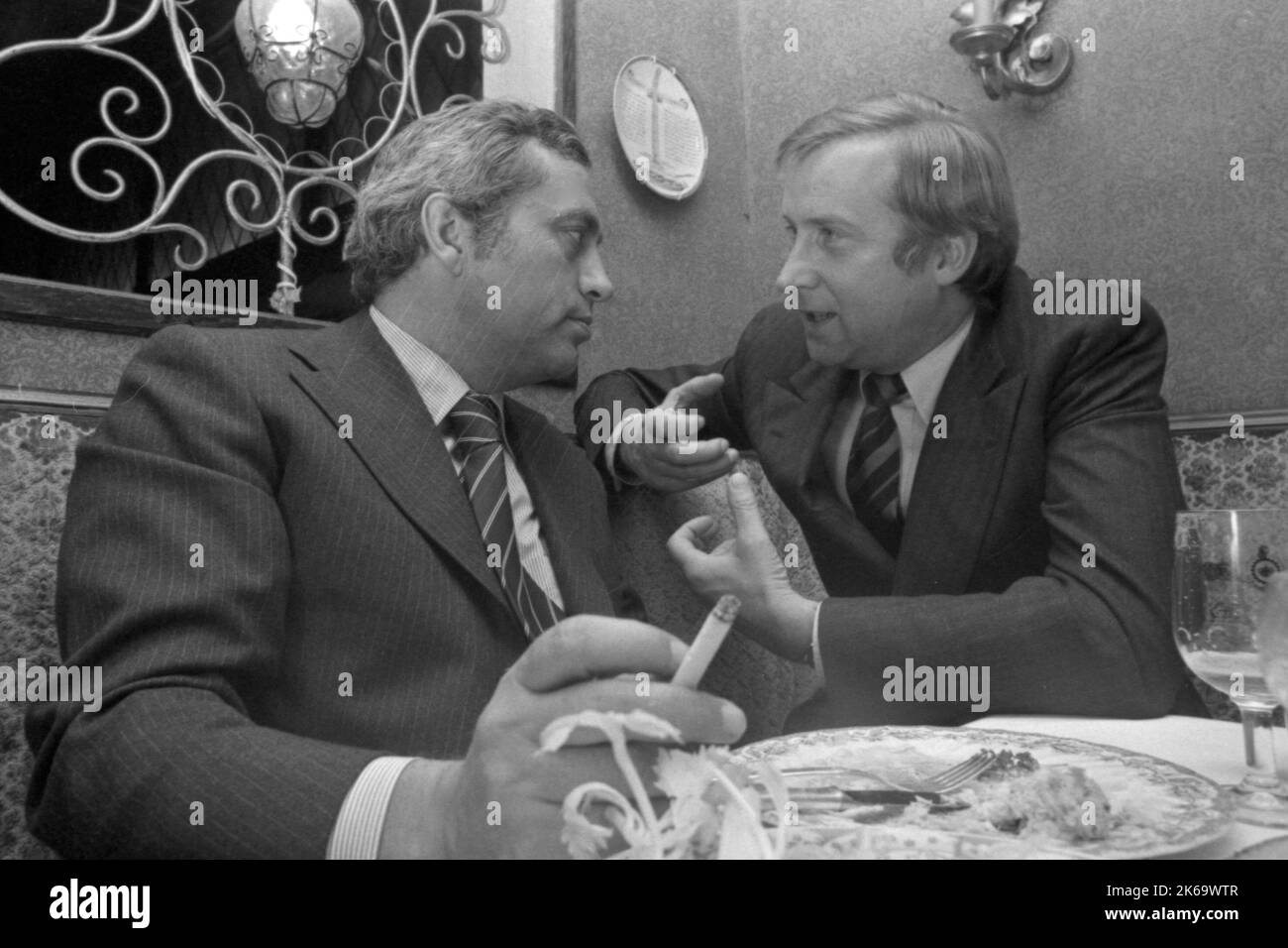 FOTO DI ARCHIVIO: Detlev Karsten Rohwedder avrebbe avuto 90 anni il 16 ottobre 2022, Detlev Karsten ROHWEDDER, destra, Germania, direttore e politico, ex presidente della direzione del gruppo siderurgico Hoesch, qui nel suo ufficio di segretario di Stato presso il Ministero federale dell'economia, successivamente presidente della Treuhandanstalt, in conversazione con Karl otto POEHL, P?hl, segretario di Stato presso il Ministero federale delle finanze, successivamente presidente della Bundesbank, È stato assassinato dalla RAF il 1 aprile 1991, foto SW, non datato, intorno alle 1973? Foto Stock