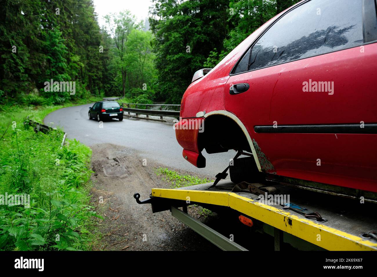 affari, trasporti, trasporti specializzati, grandi carichi, trasporti di automobili, rimorchio, manovre pericolose, strada, Foto Stock