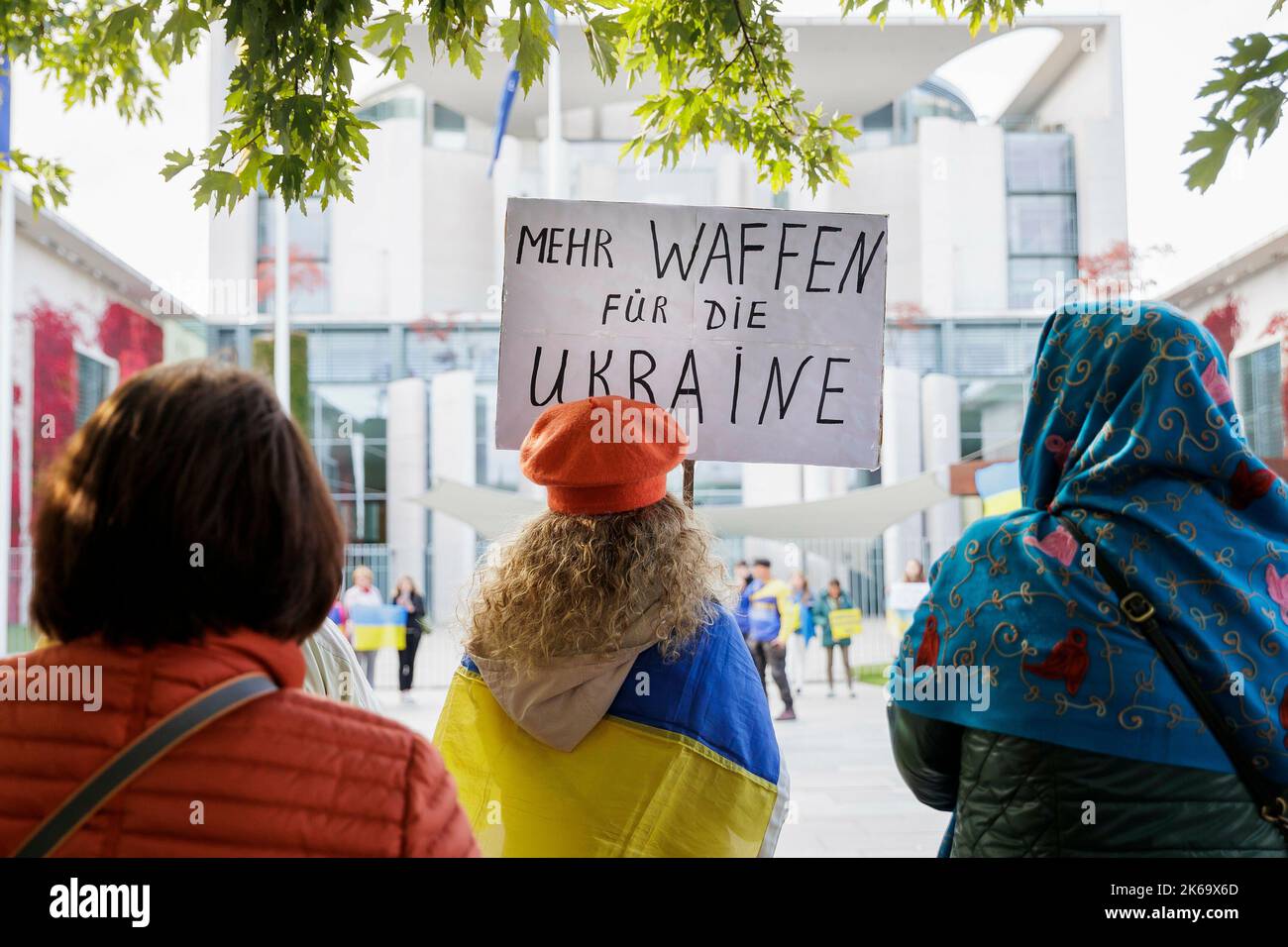 Berlino, Germania. 11th Ott 2022. Un dimostratore ha davanti alla Cancelleria federale un cartello che recita "più armi per l'Ucraina”. Berlino, 11 ottobre 2022. Credit: dpa/Alamy Live News Foto Stock
