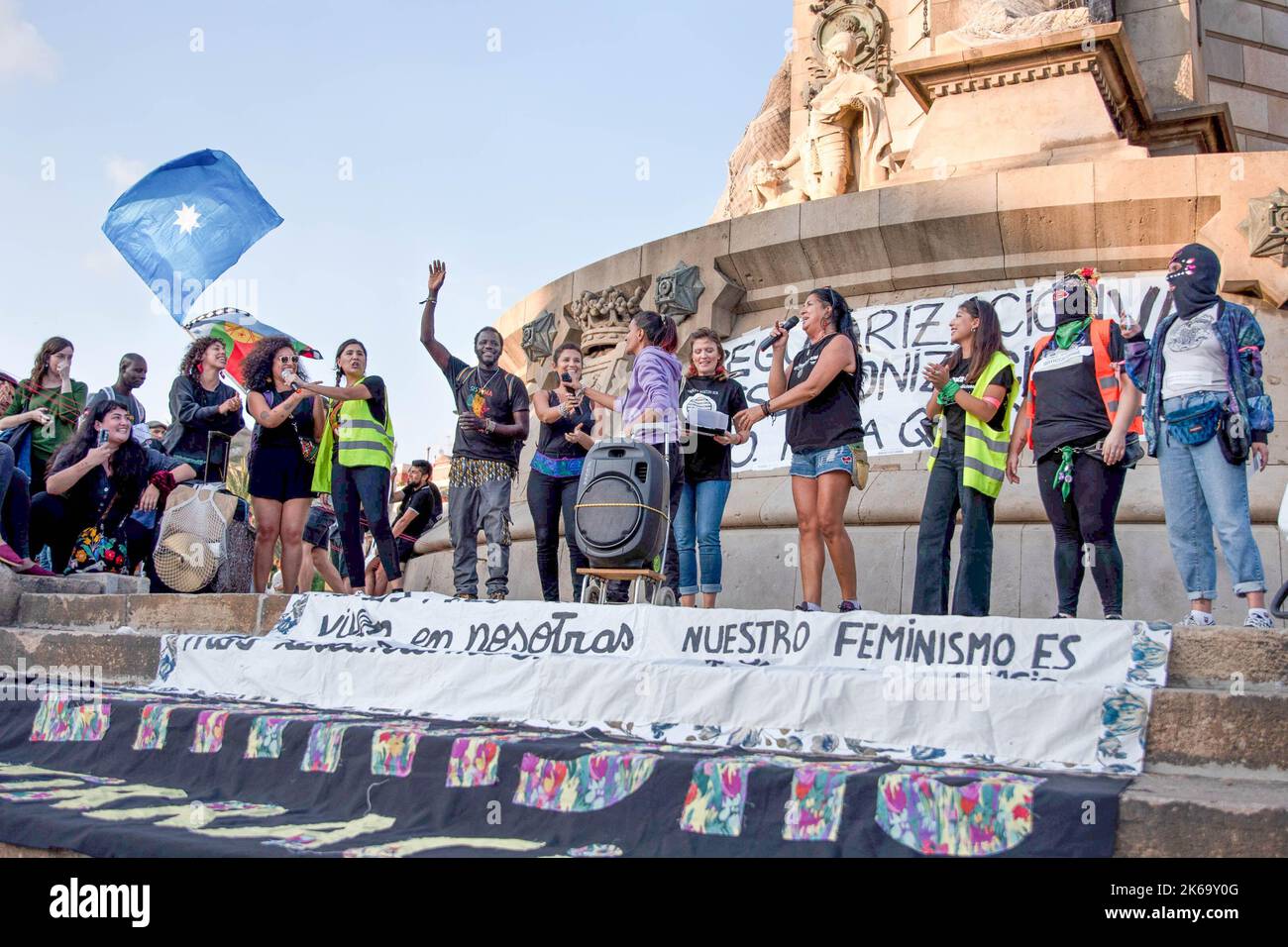 Barcellona, Spagna. 12th Ott 2022. I manifestanti si riuniscono durante la dimostrazione. Centinaia di migranti latinoamericani sono scesi per le strade del monumento iconico a Cristoforo Colombo, responsabile del massacro delle popolazioni indigene in America, per rivendicare i loro diritti e ricordare alla gente che il 12 ottobre, noto come Columbus Day, non c'è niente da celebrare. (Foto di Ximena Borrazas/SOPA Images/Sipa USA) Credit: Sipa USA/Alamy Live News Foto Stock