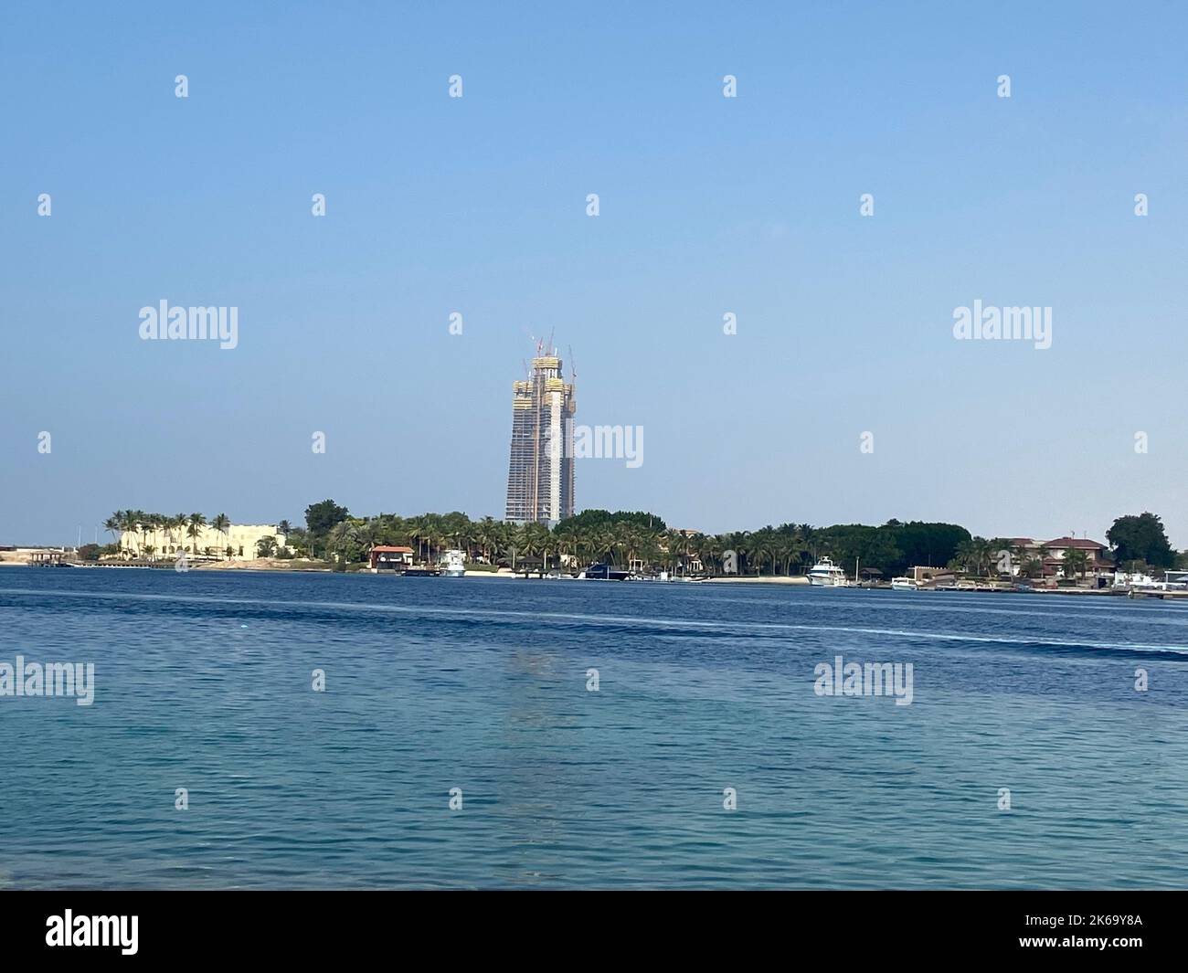 La famosa Torre del Regno a Jeddah, Arabia Saudita visto dalla costa Foto Stock