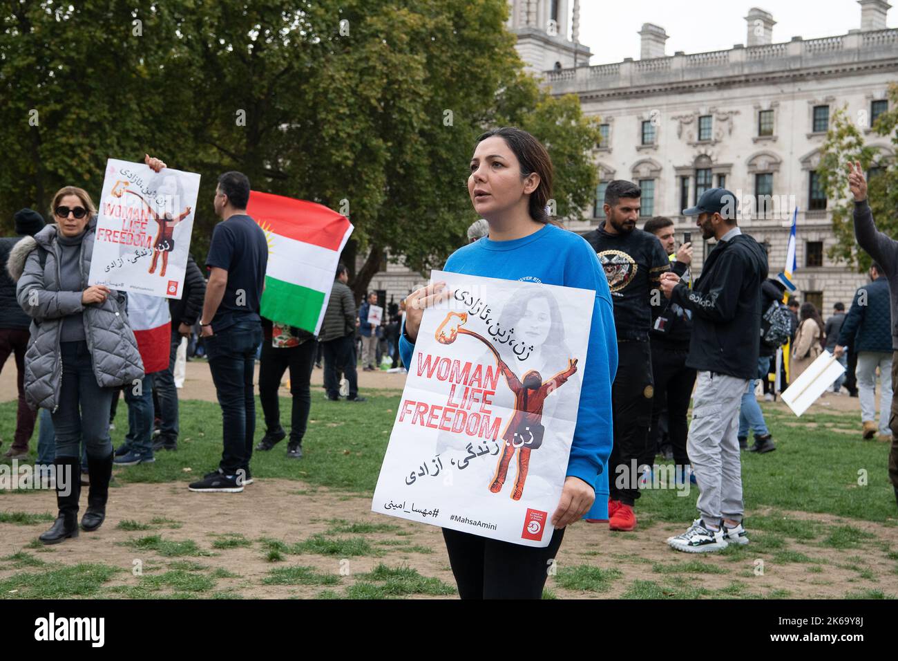 Westminster, Londra, Regno Unito. 12th ottobre 2022. Centinaia di uomini, donne e bambini hanno oggi tenuto una protesta contro il genocidio di Stop Hazara al di fuori del Parlamento a seguito dell'attentato suicida perpetrato il 30th settembre presso il Kaaj Higher Educational Center di Kabul, in Afghanistan. 53 persone sono state uccise nell'attentato suicida e più di 100 sono state ferite. Molte di loro erano ragazze di Hazara giovani che erano state sedute gli esami al momento dell'attacco. Nessuno ha rivendicato la responsabilità delle uccisioni. Credit: Maureen McLean/Alamy Live News Foto Stock