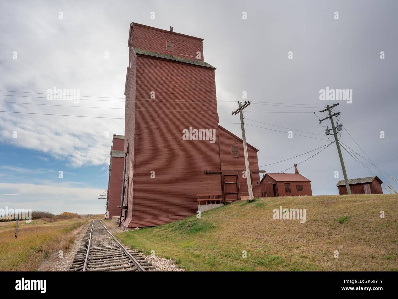 Vecchio elevatore di grano sulla prateria alla città di Rowley, Alberta Foto Stock