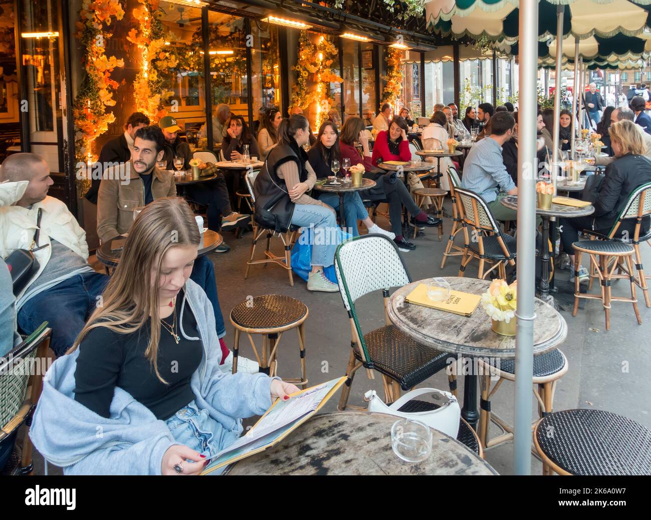 Persone sedute fuori in un bar a Parigi, in Francia Foto Stock