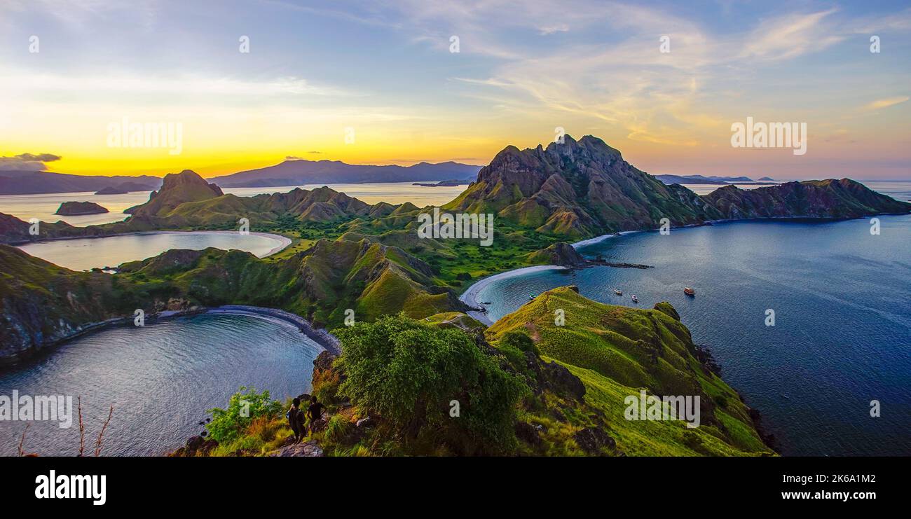 Vista panoramica della maestosa isola di Padar durante il magnifico tramonto Foto Stock