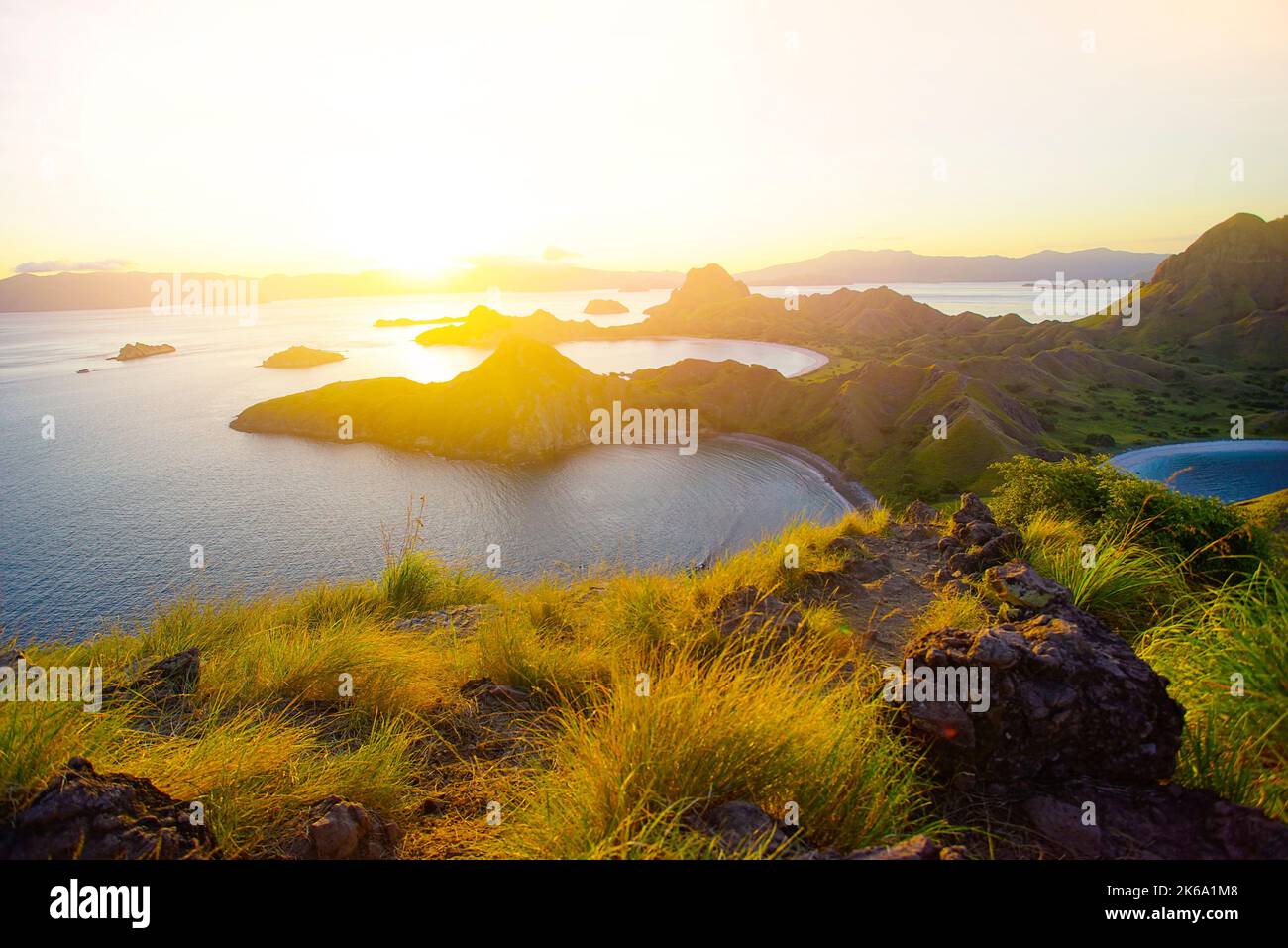 Vista panoramica della maestosa isola di Padar durante il magnifico tramonto Foto Stock