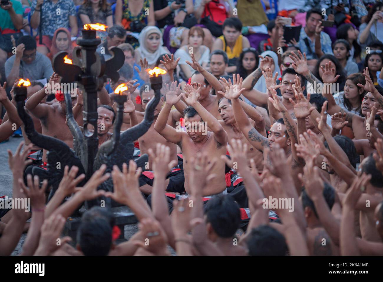 Bali, Indonesia - 19 aprile: I turisti guardano la tradizionale danza balinese Kecak al Tempio di Uluwatu a Bali, Indonesia. Kecak (noto anche come Ramayana Monkey Foto Stock