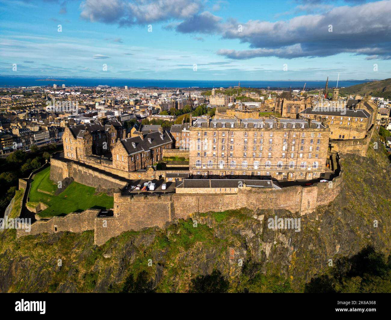 Castello di Edimburgo in una giornata di sole - vista aerea Foto Stock