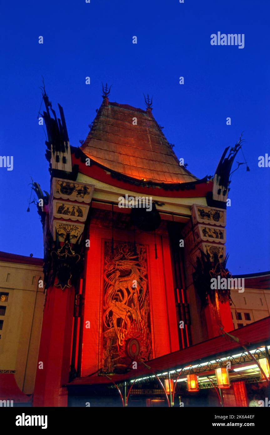 Lo storico Teatro Cinese di notte a Hollywood, CA Foto Stock