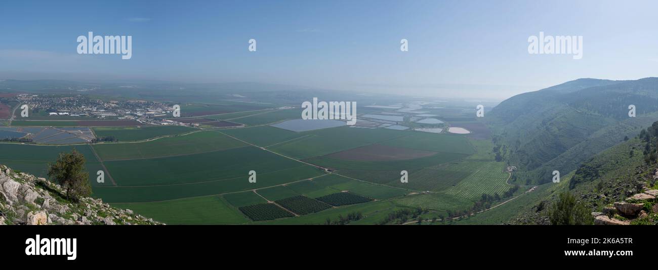 Vista panoramica del verde terreno agricolo dal Monte Shaul nel nord di Israele Foto Stock