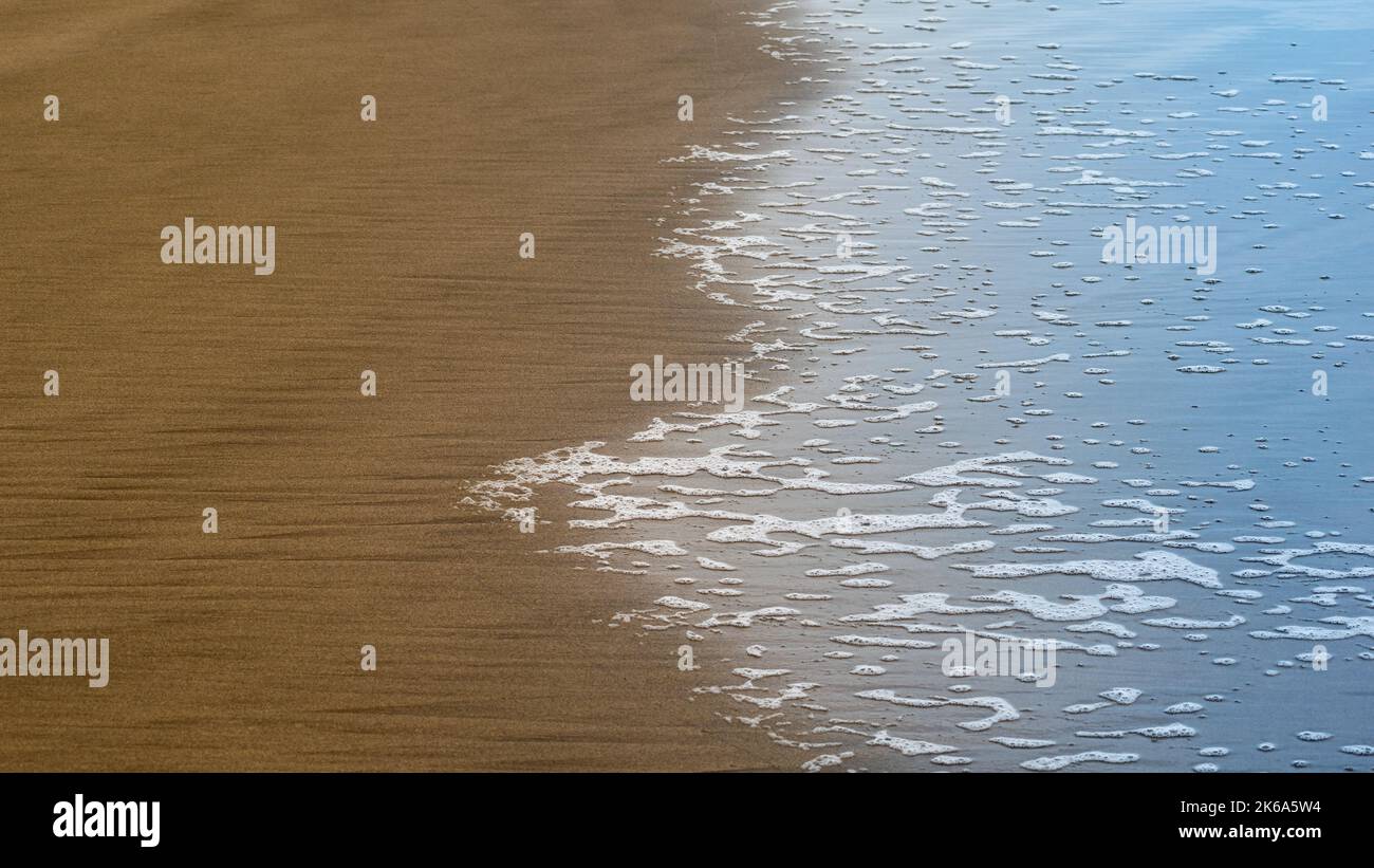 Bellissimo primo piano della riva del mare in una spiaggia di acapulco Messico Foto Stock