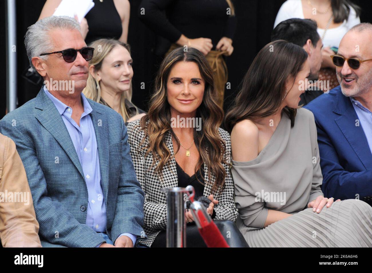 Los Angeles, California. 12th Ott 2022. Kyle Richards, Andi Matichak ad un'apparizione pubblica per Jamie Lee Curtis Handprint & Footprint Ceremony, TCL Chinese Theatre, Los Angeles, CA 12 ottobre 2022. Credit: Elizabeth Goodenough/Everett Collection/Alamy Live News Foto Stock