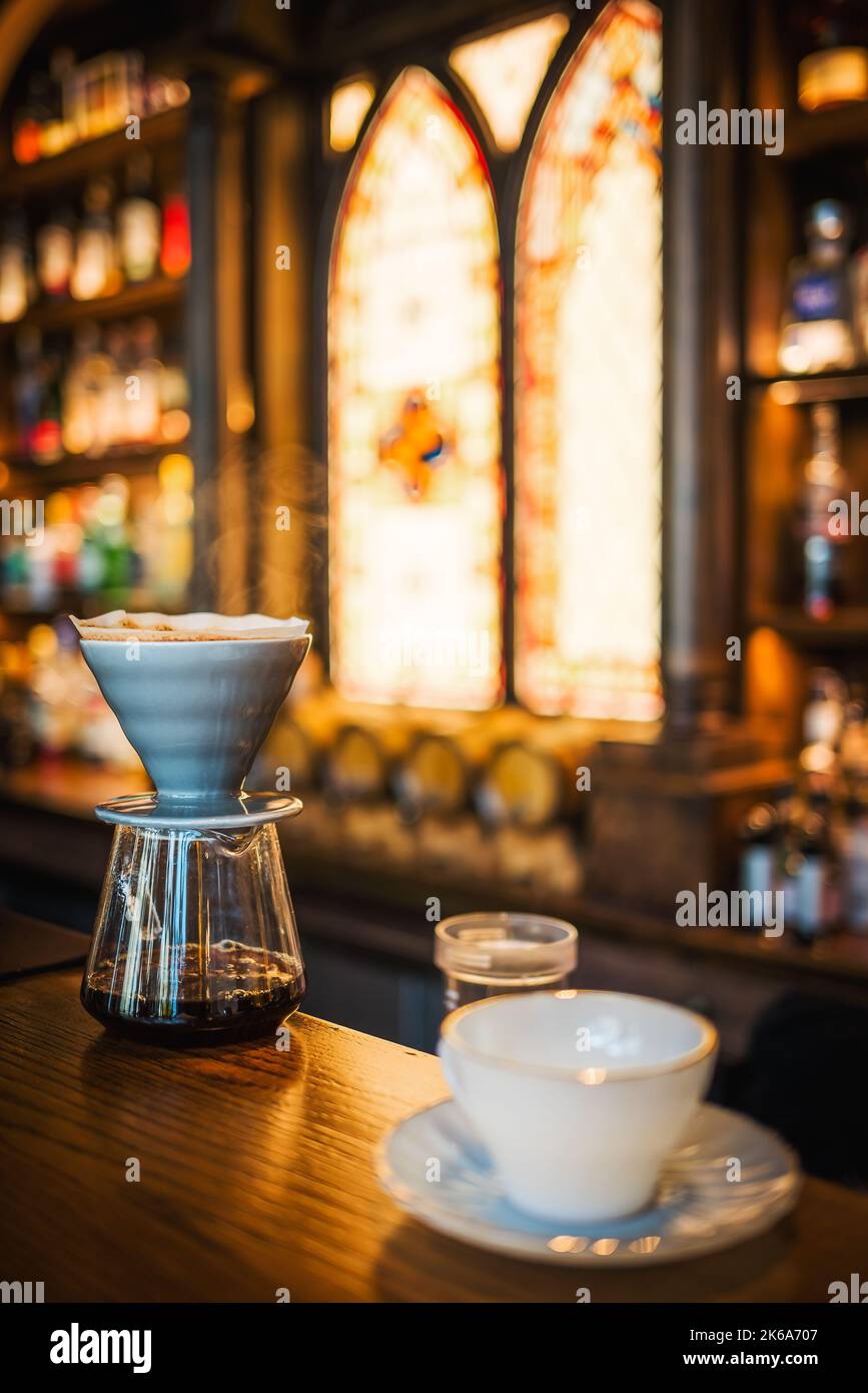 Macchina per il caffè e tazza su un bancone bar Foto Stock