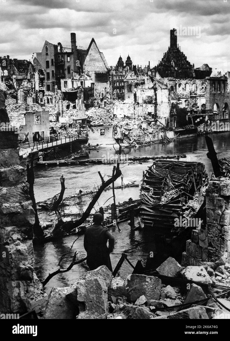 Fiume Pegnitz in Germania dopo essere stato bombardato verso la fine della seconda guerra mondiale. Foto Stock