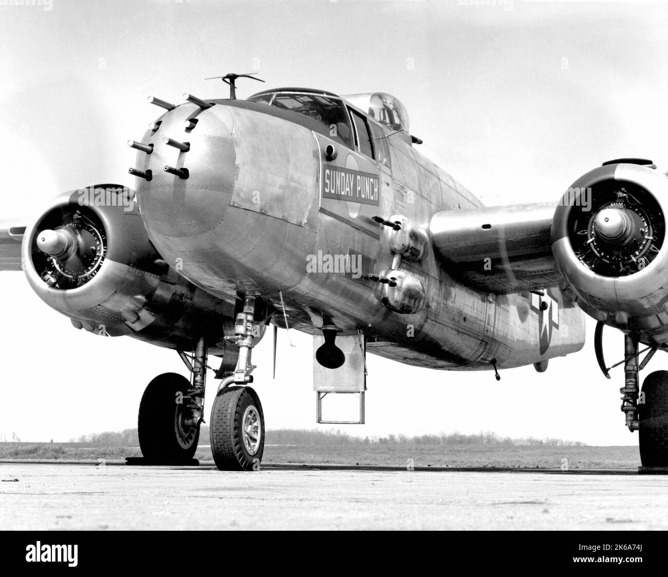 Un bombardiere B-25 Mitchell parcheggiato all'aeroporto McGhee Tyson, Tennessee. Foto Stock