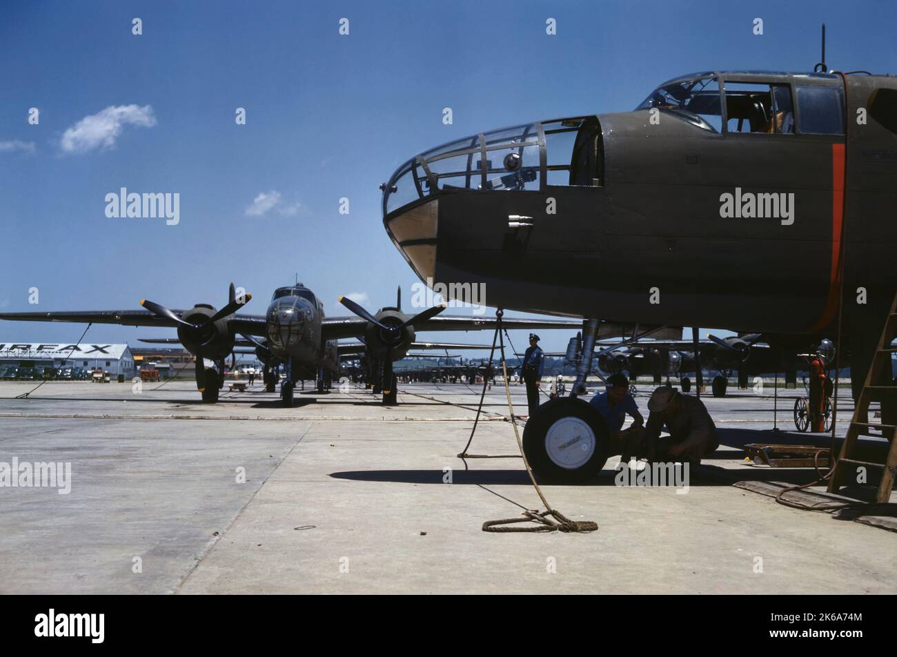 B-25 bombardieri in attesa di ispezione finale e prove durante la seconda guerra mondiale, 1942. Foto Stock