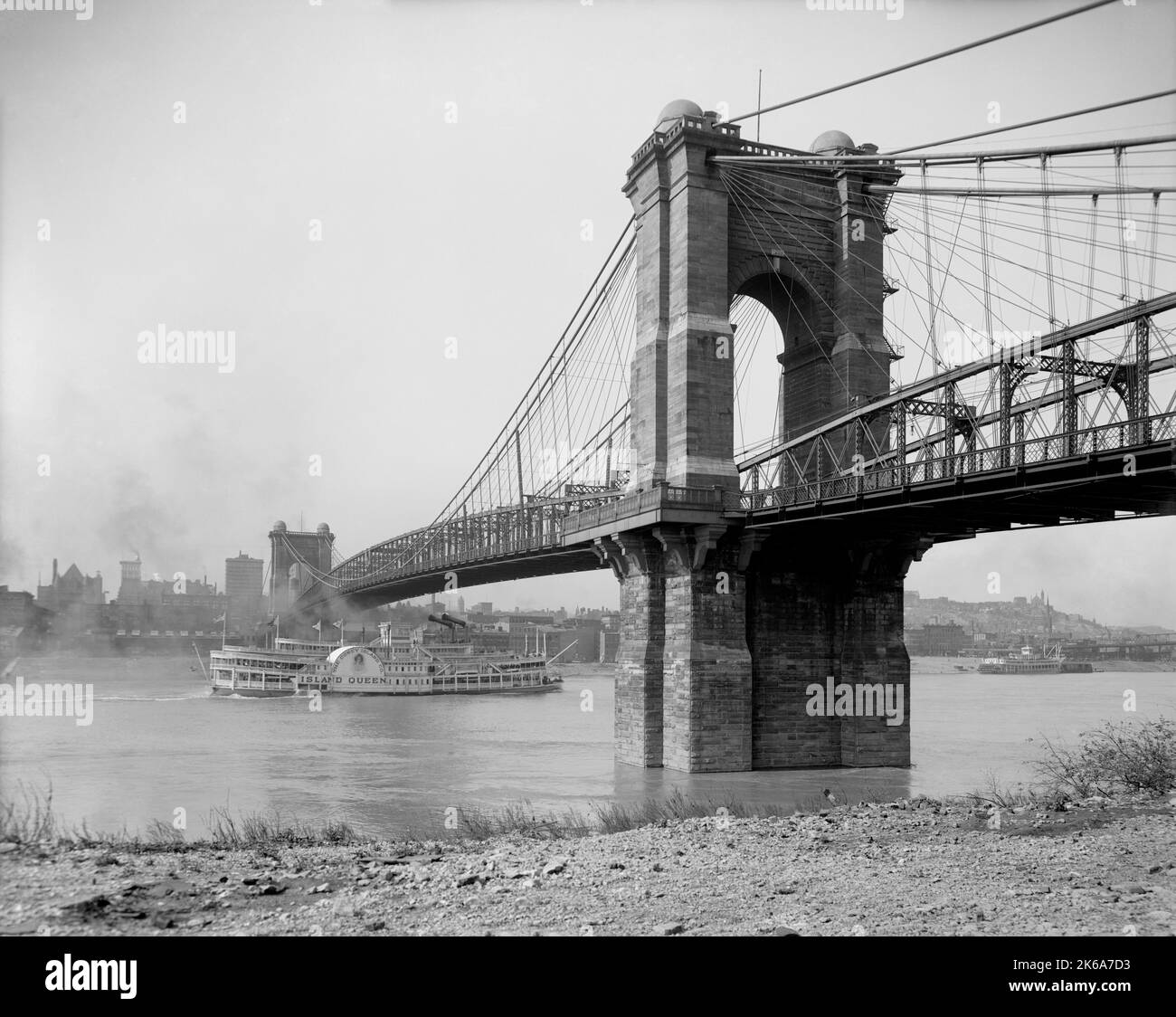 Il ponte sospeso Roebling e la vaporiera a Cincinnati, Ohio, 1907. Foto Stock