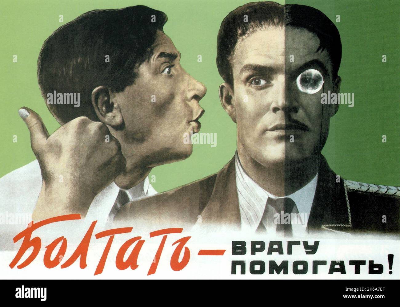 Manifesto di propaganda sovietica di un uomo che sussurra nell'orecchio di un altro uomo Foto Stock
