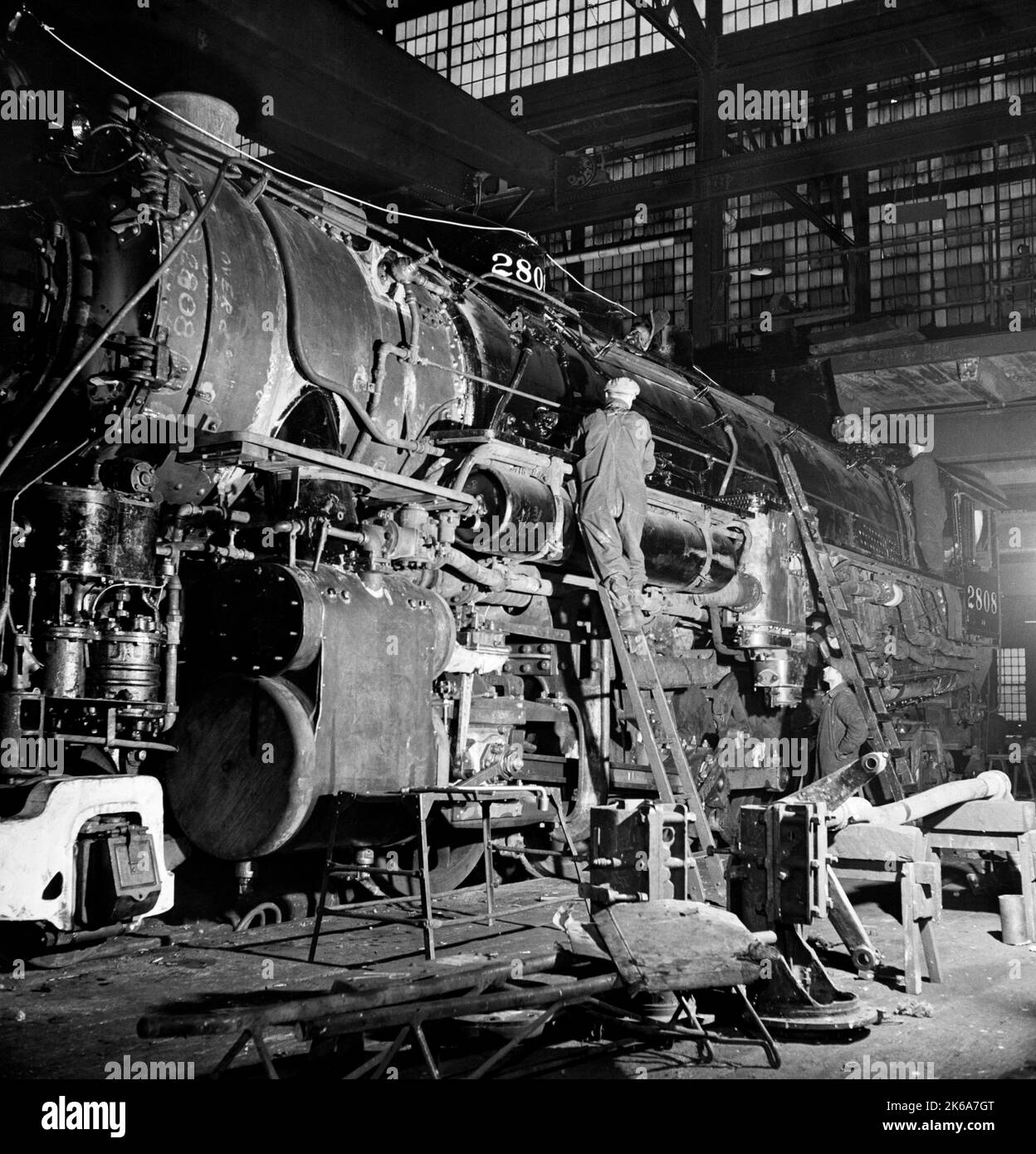 Una locomotiva in fase di riparazione presso i negozi di locomotiva Chicago e Northwestern Railroad, 1942. Foto Stock