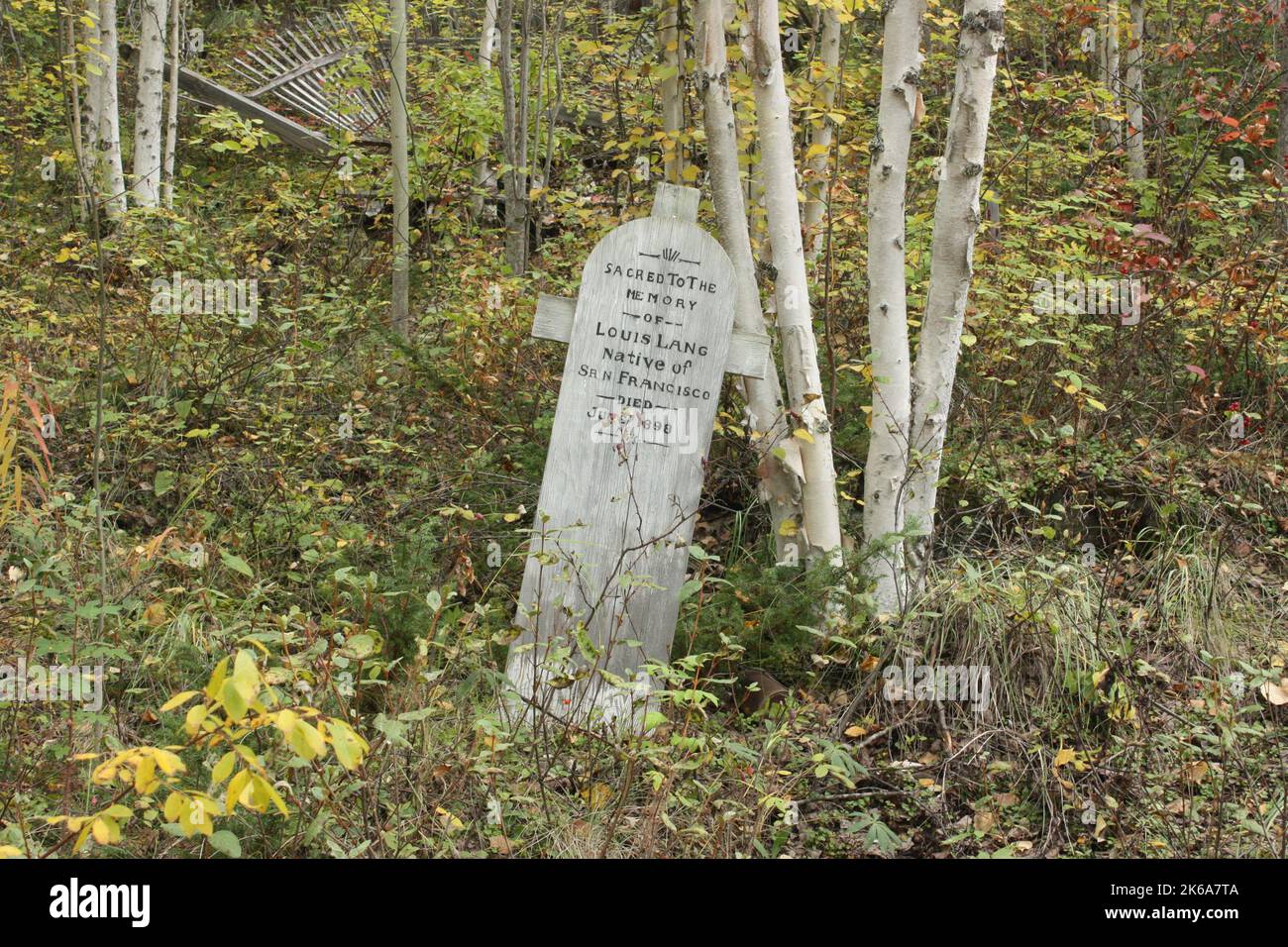 Marcatore di tomba nel cimitero di Typhoid a Dawson City, Yukon Territory, Canada Foto Stock