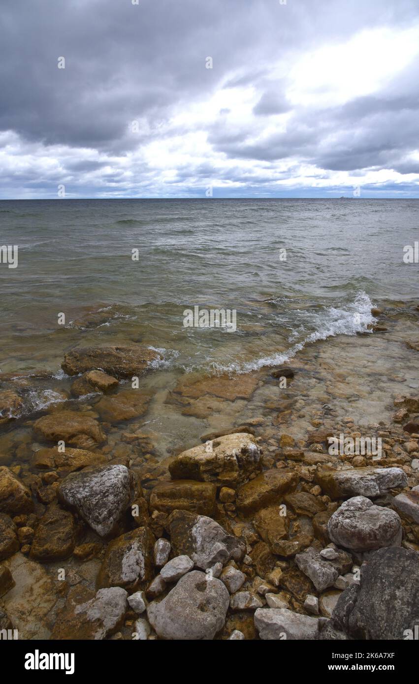 Riva rocciosa del lago Michigan da Door County, Wisconsin, Stati Uniti Foto Stock