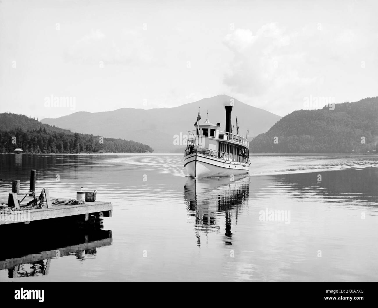 Steamboat Doris sul lago Placid sullo sfondo delle montagne Adirondack, circa 1900. Foto Stock