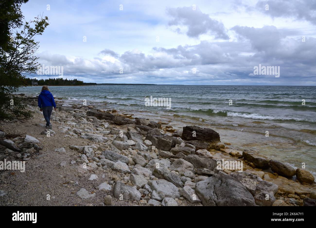 Riva rocciosa del lago Michigan da Door County, Wisconsin, Stati Uniti Foto Stock