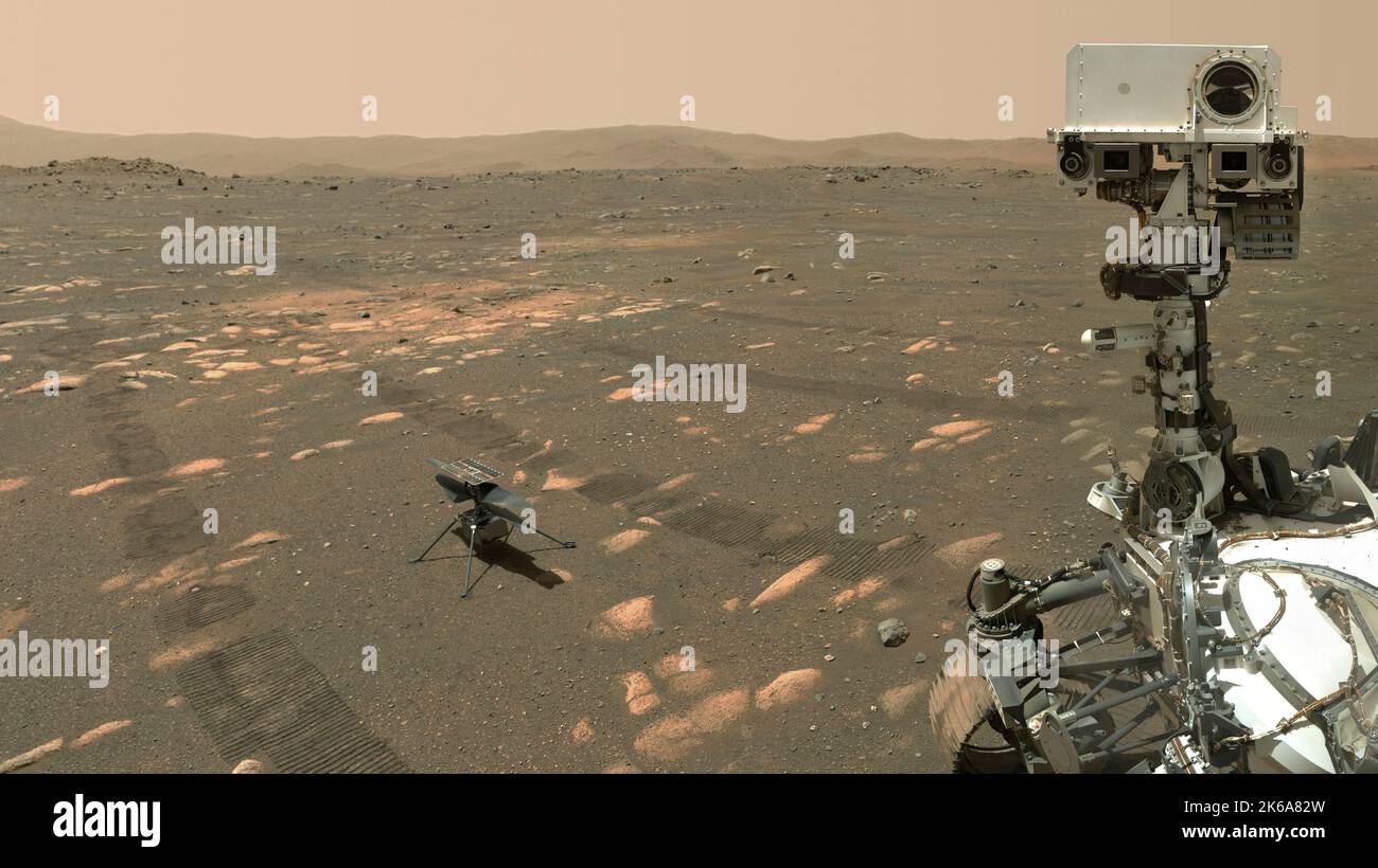 Autoritratto della perseveranza Marte rover con l'elicottero Ingenuity. Foto Stock