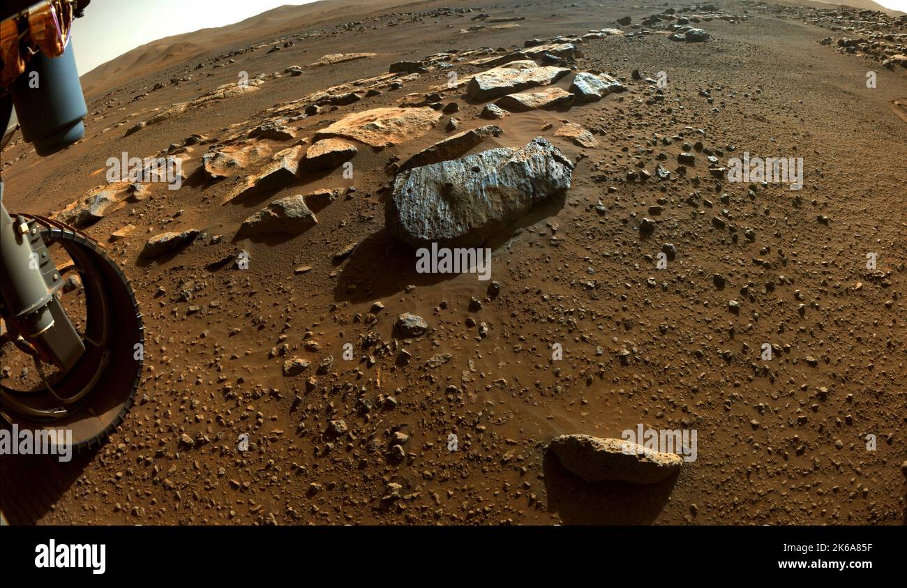 Immagine presa dalla perseveranza rover che mostra due fori in cui la perforatrice rover ha ottenuto campioni dalla roccia soprannominata Rochette. Foto Stock