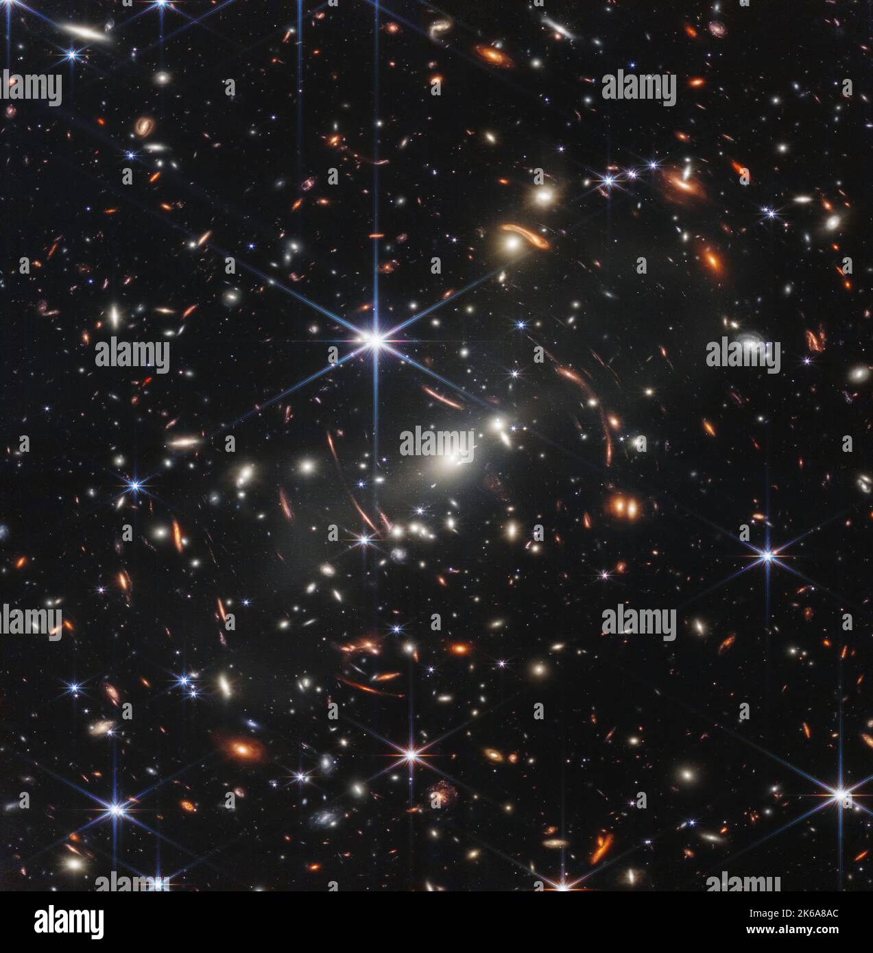 Migliaia di galassie inondano questa immagine quasi infrarossa del cluster di galassie SMACS 0723. Imaging ad alta risoluzione della James Webb Space Telescope Combine Foto Stock