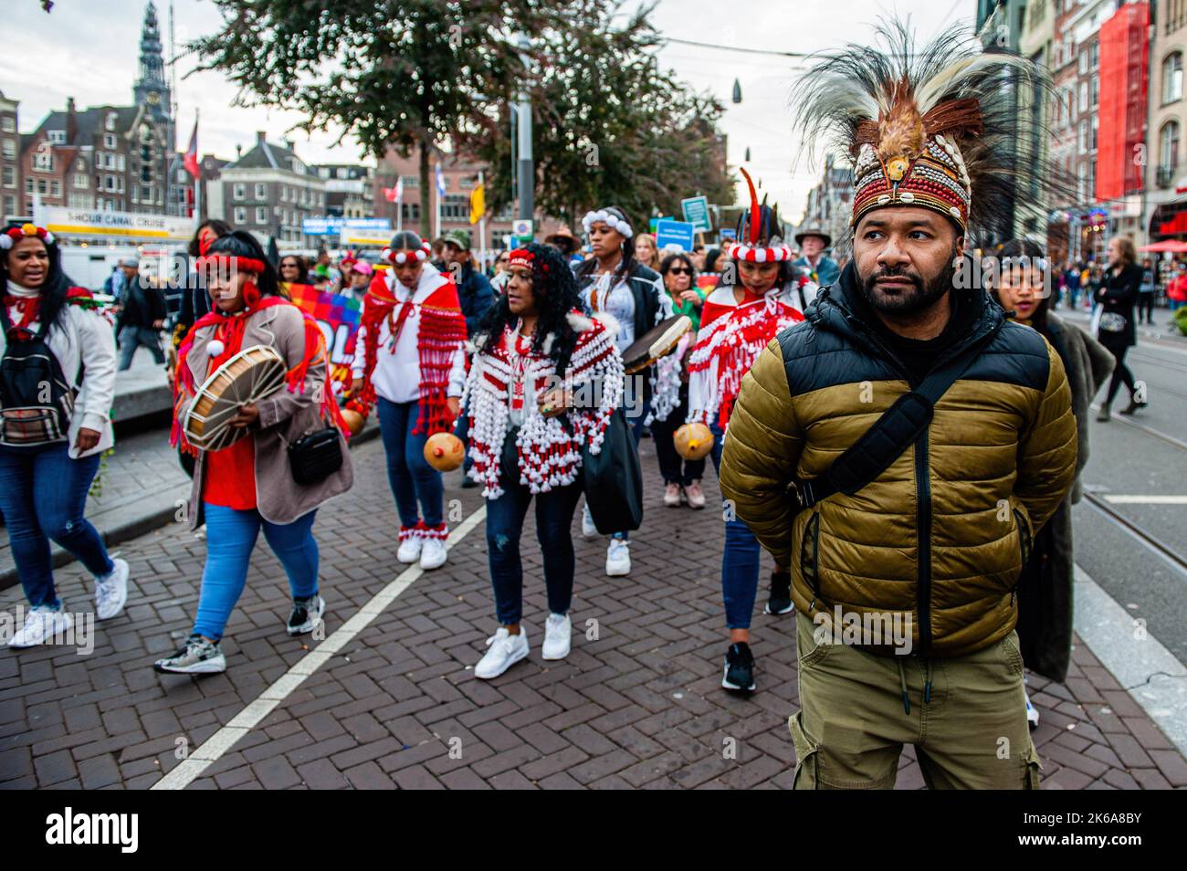 Un uomo indigeno è visto ballare alla musica delle donne indigene che suonano dietro di lui. Il 12th ottobre, popoli indigeni in diverse parti del mondo resistono alla celebrazione della Giornata di Colombo e ricordano la resistenza indigena contro la colonizzazione. Ad Amsterdam, l'organizzazione 'Aralez', una rete pandecoloniale e popolare, ha organizzato diverse attività che includono una marcia di solidarietà, una cerimonia Mapuche e la rappresentanza di un Tribunale del popolo del 1492 per mettere i coloni e le aziende in giudizio. (Foto di Ana Fernandez/SOPA Images/Sipa USA) Foto Stock