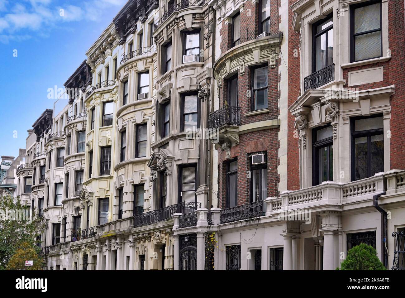 New York, fila di eleganti case cittadine fronteggiate da archi vicino a Central Park West Foto Stock