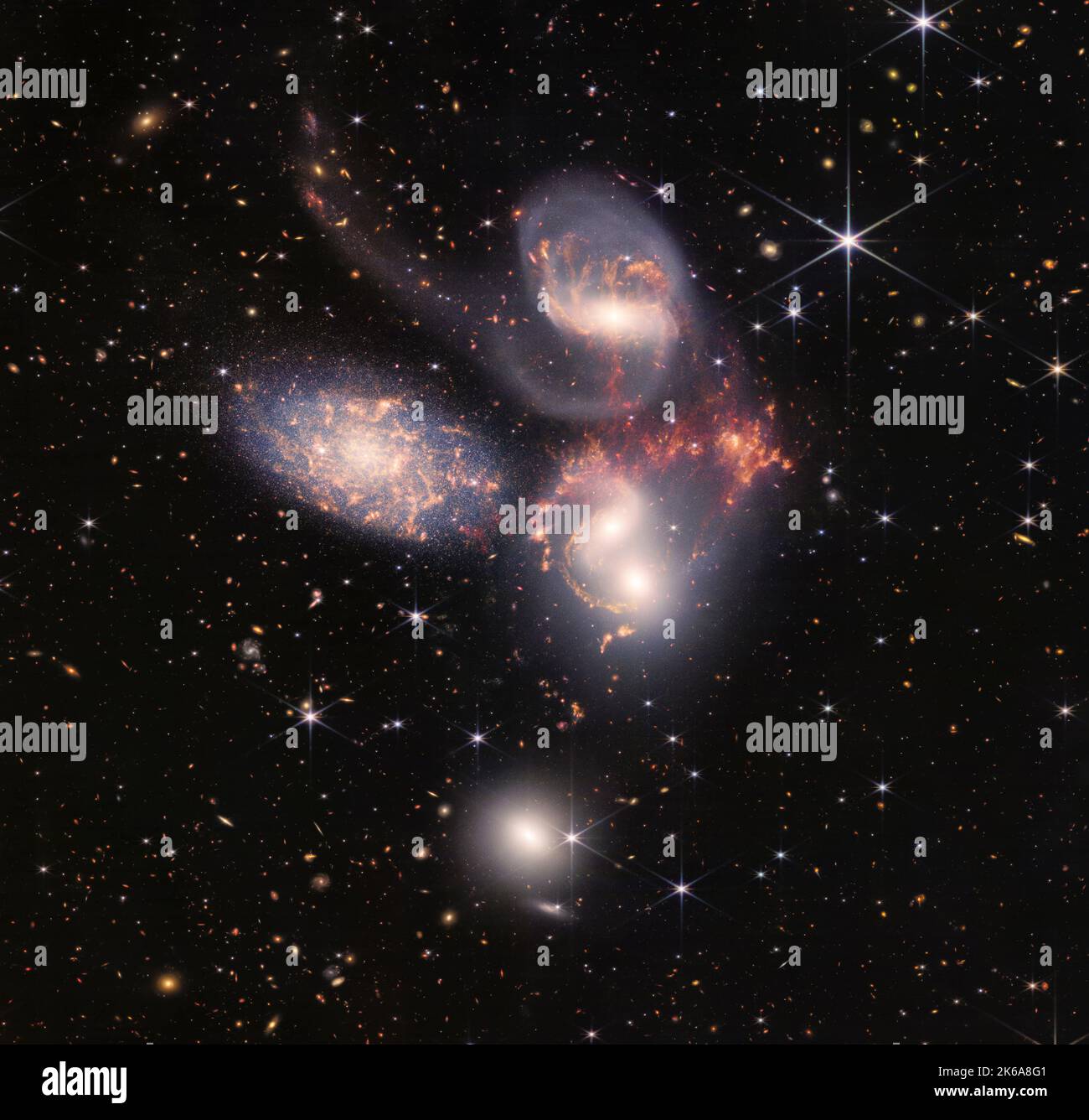 Immagine combinata di NIRCam e MIRI del Quintetto di Stephan, catturata dal James Webb Space Telescope. Foto Stock