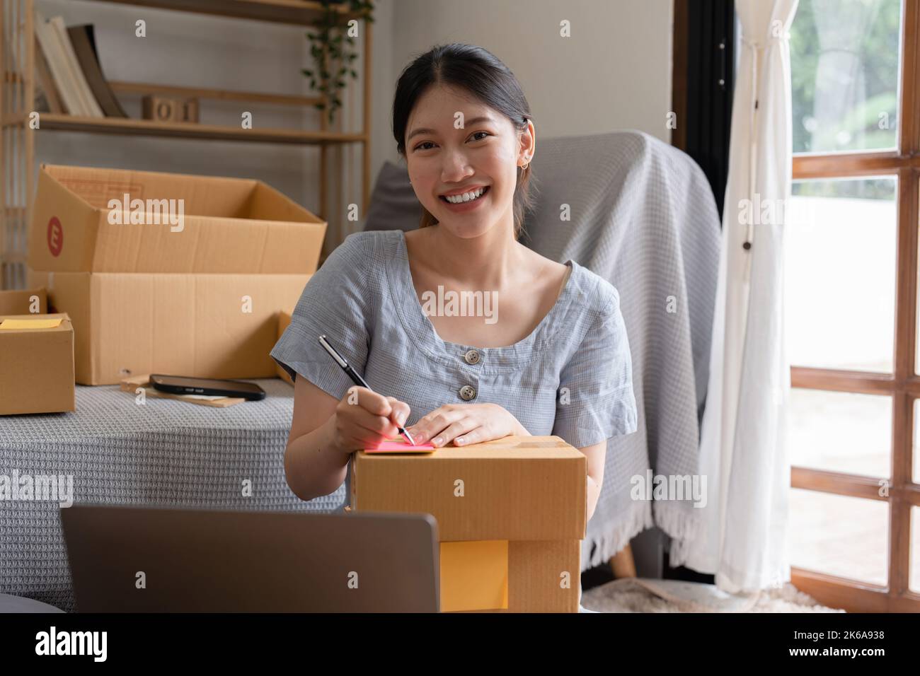 Proprietario asiatico di piccola impresa che lavora nell'ufficio domestico. Commercio al dettaglio e vendita online marketing delivery, SME e-commerce concept Foto Stock