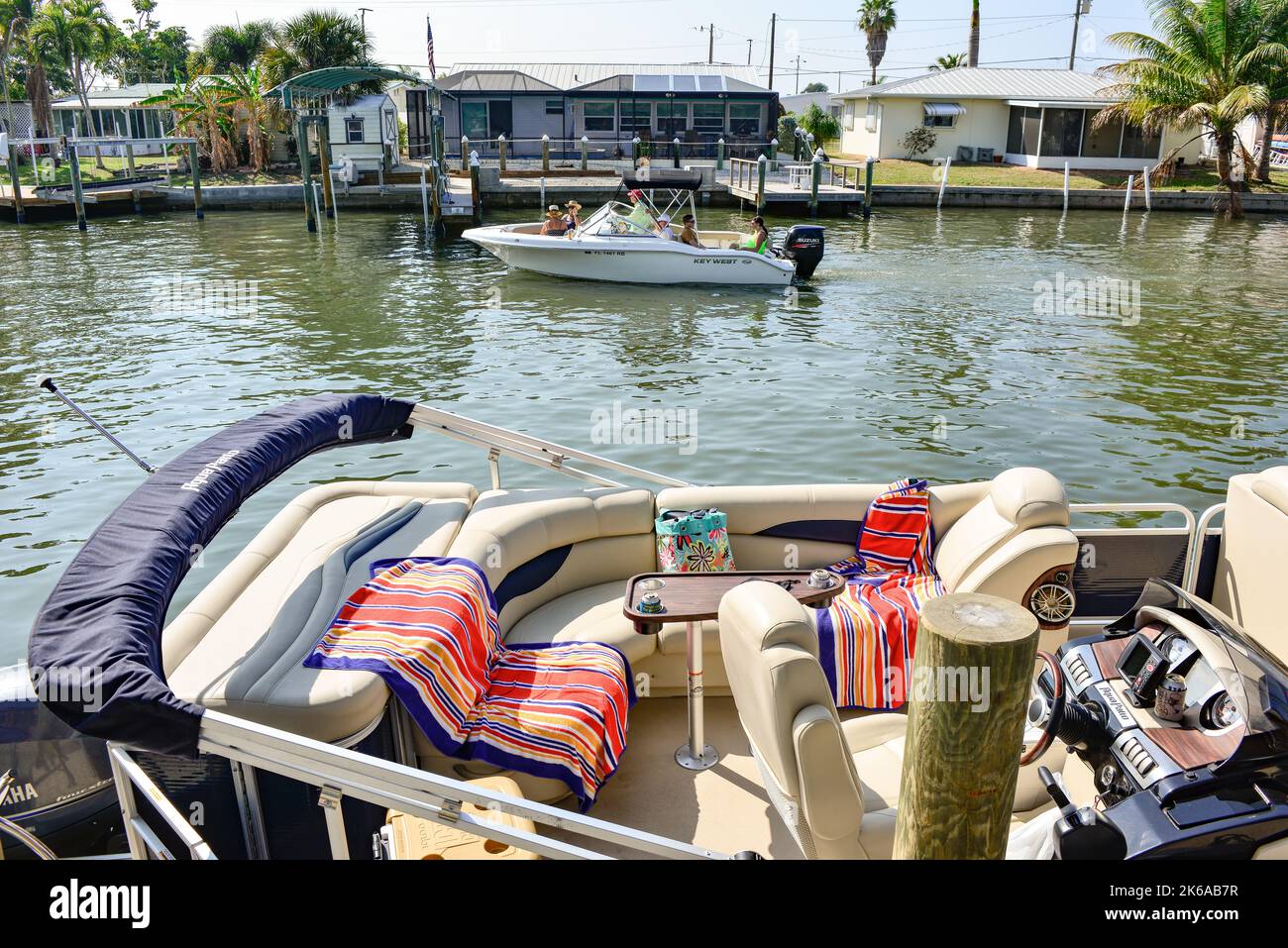 Ponte di barca attraccato lungo i canali affollati da battitori di festa vicino al ristorante Phuzzy's Boat Shack e la banchina bar della gente del posto, St James City, Pine Island, Florida Foto Stock