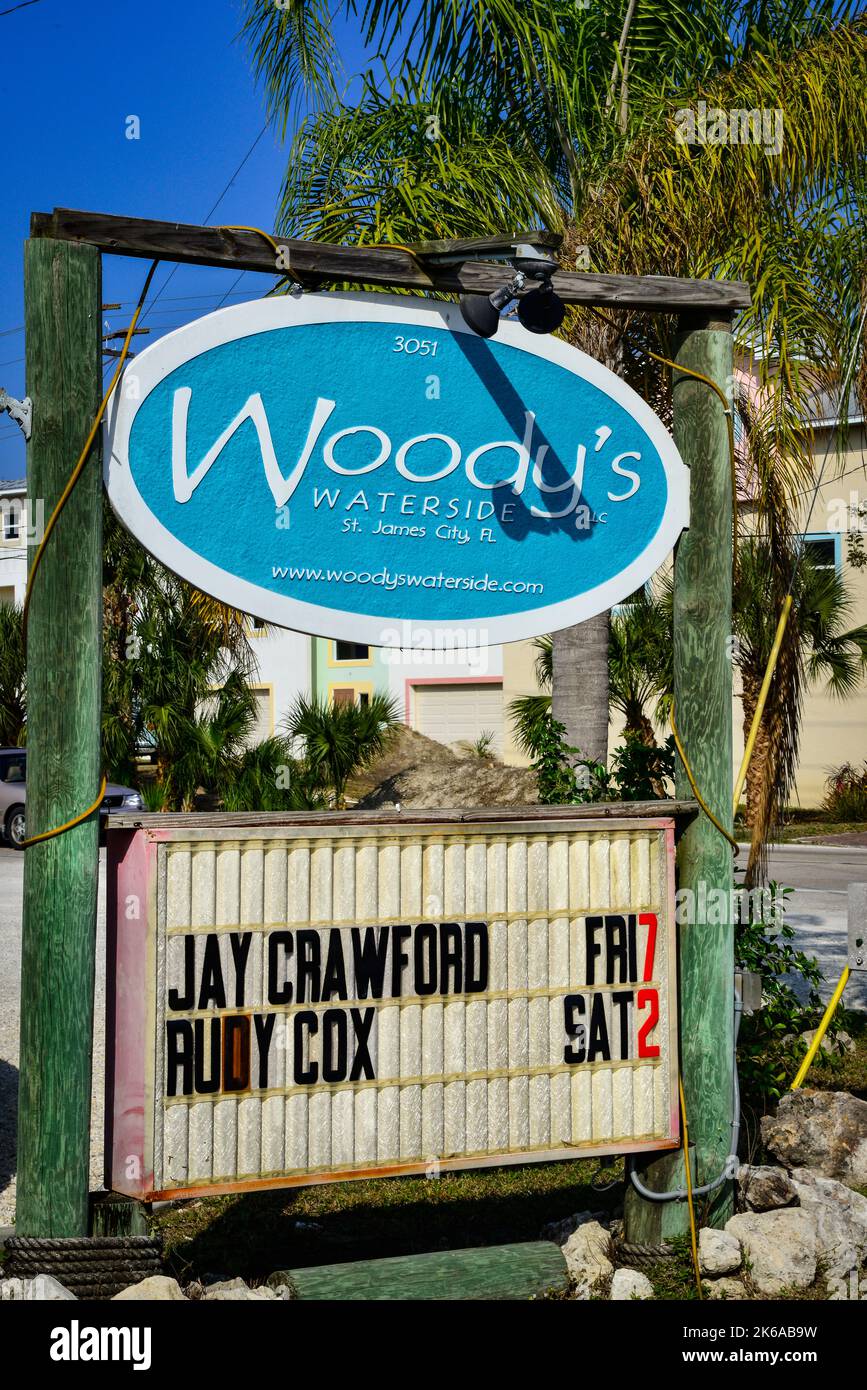 Indicazioni per Woody's Waterside, un hamburger, specialità di pesce e bar a St James City a Pine Island, Florida, prima dell'uragano Ian Foto Stock