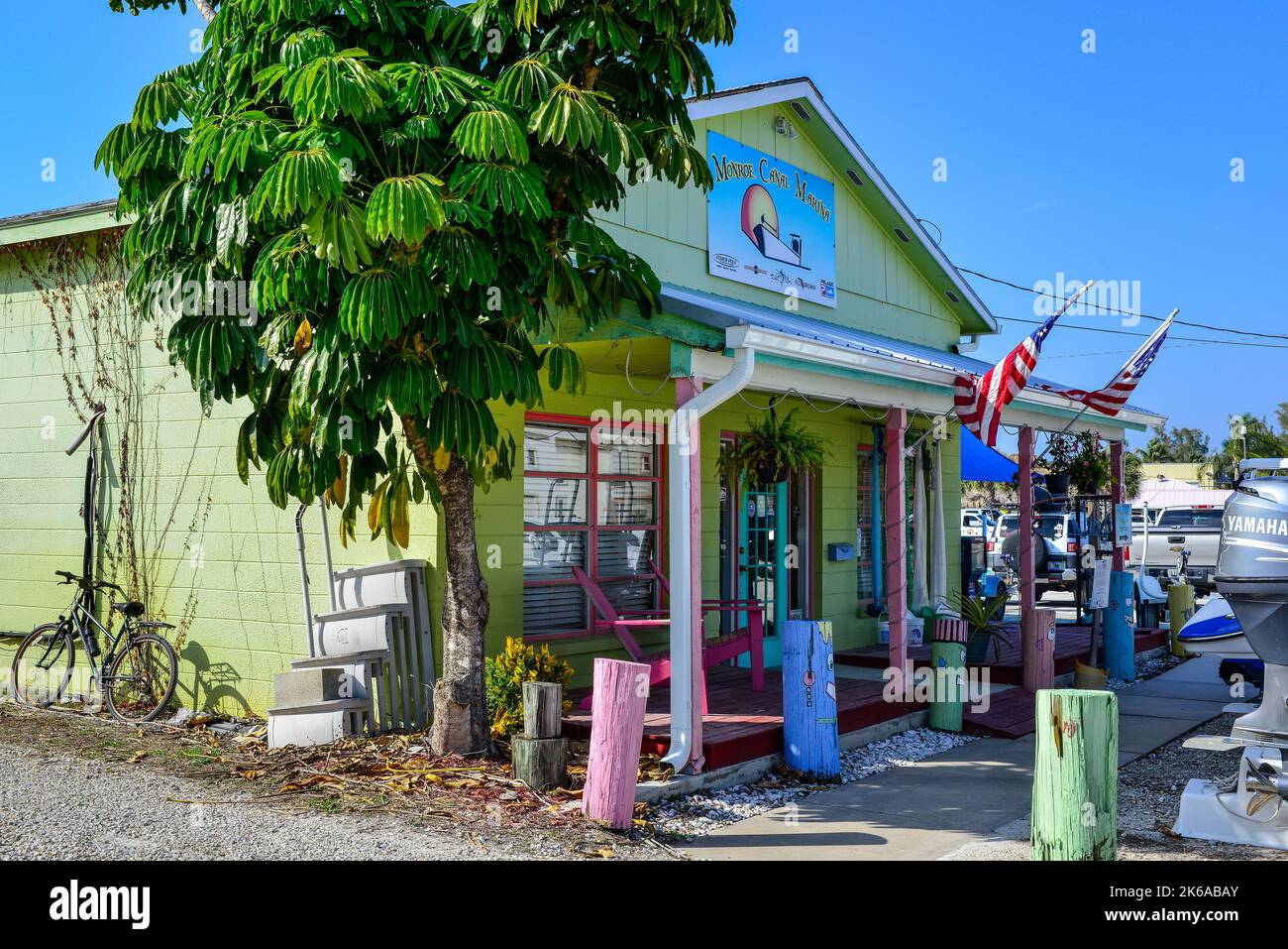 Una vecchia casa funky e colorata è sede del porto turistico di Monroe Canal, noleggio e riparazione barche a St James City, Florida, a Pine Island prima dell'uragano Ian Foto Stock