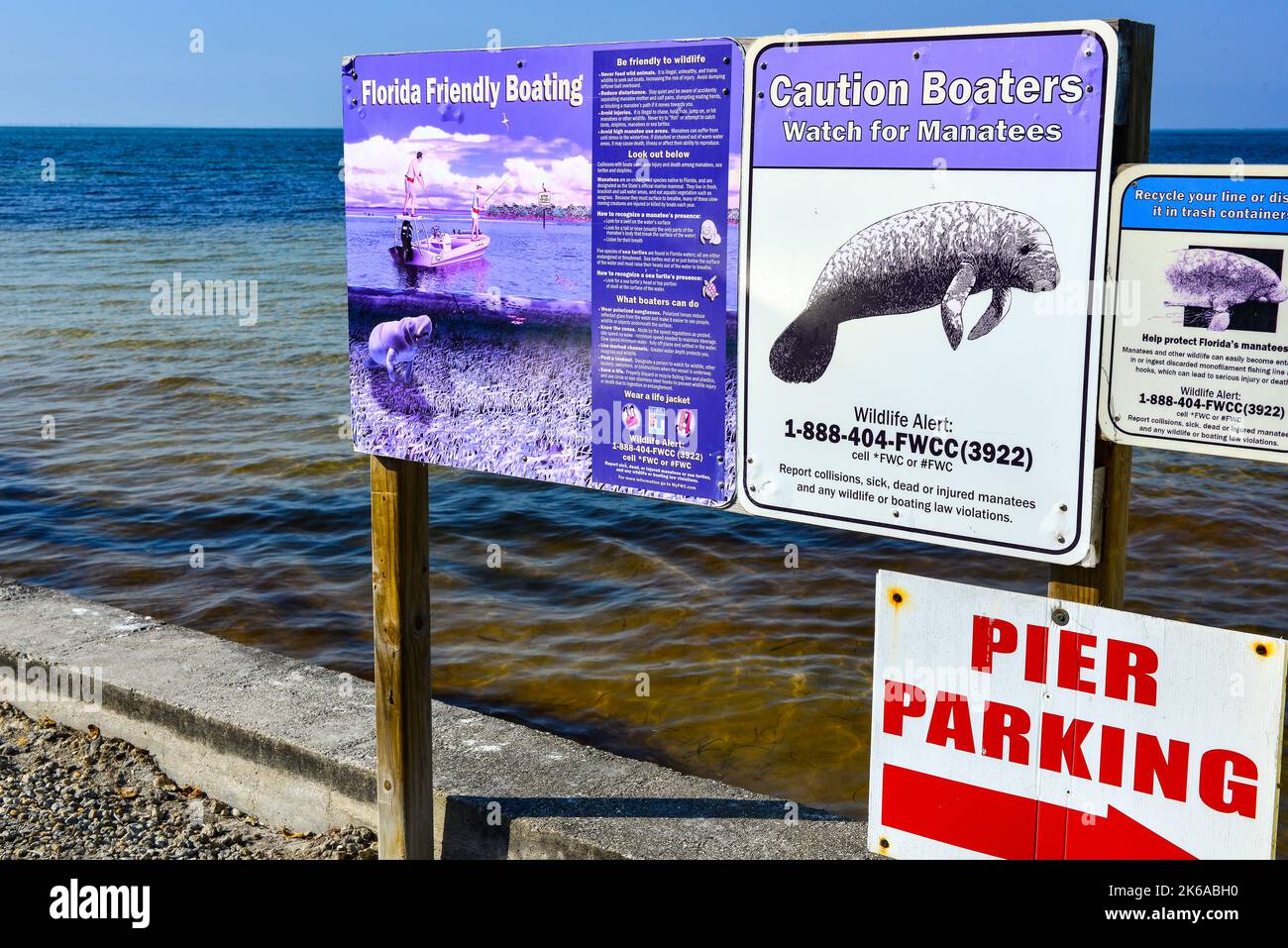 Avvisi di sicurezza per i boaters riguardanti la protezione dei lamantini come cartelli metallici postati vicino a Bokeelia, sulla punta settentrionale di Pine Island, Florida Foto Stock