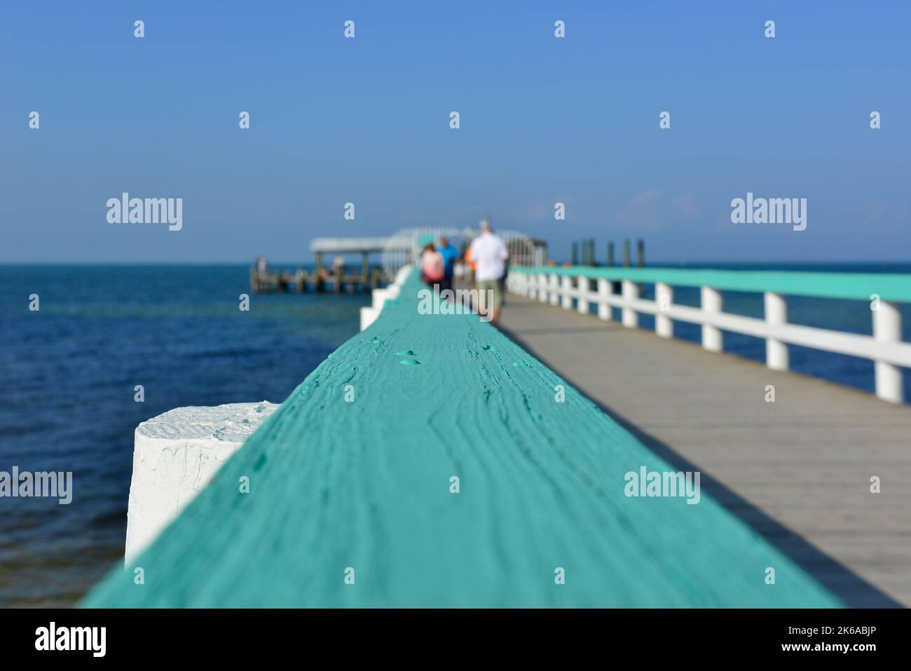 Primo piano della ringhiera del molo di pesca di Bokeelia, situato sulla punta settentrionale di Pine Island, Florida, sul porto di Charlotte, prima dell'uragano Ian Foto Stock