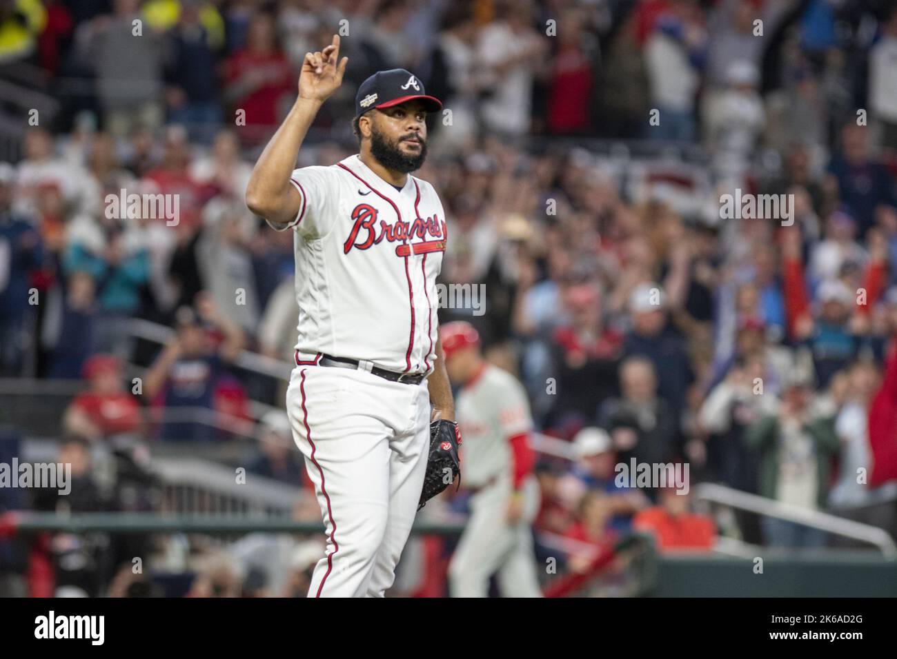 Atlanta, Stati Uniti. 12th Ott 2022. Atlanta Braves Closer Kenley Jansen festeggia dopo la finale nella nona edizione contro i Philadelphia Phillies nel gioco due della MLB National League Division Series al Truist Park mercoledì 12 ottobre 2022 ad Atlanta, Georgia. Foto di Anthony Stalcup/UPI Credit: UPI/Alamy Live News Foto Stock