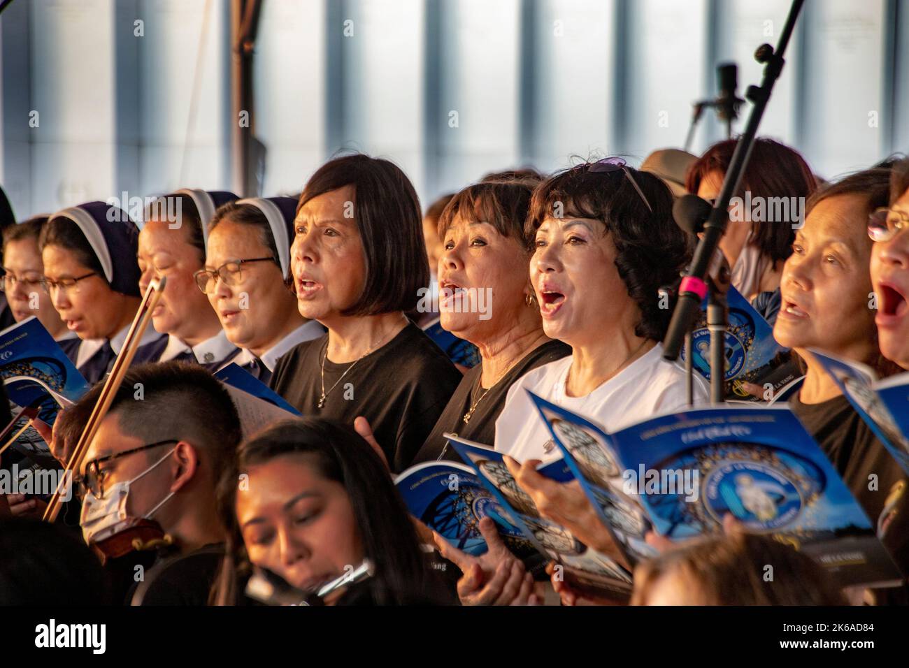 I membri del coro femminile multirazziale provano per una cerimonia religiosa presso una Garden Grove, California, chiesa cattolica. Nota suore. Foto Stock