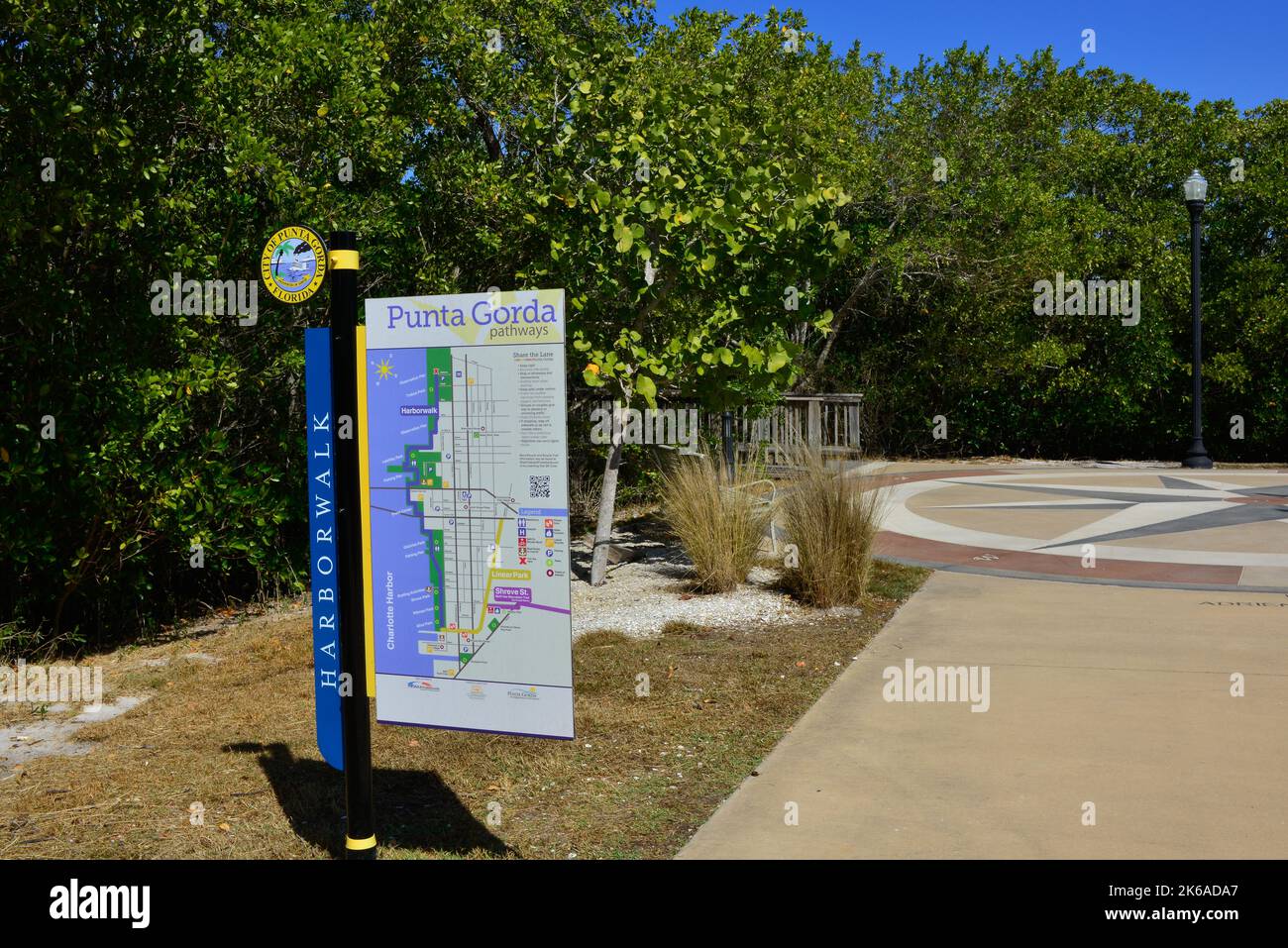 HarborWalk segno per la città di Punta Gorda con mappa e sentieri in Trabue Park sul Harborwalk a Punta Gorda, Florida Foto Stock