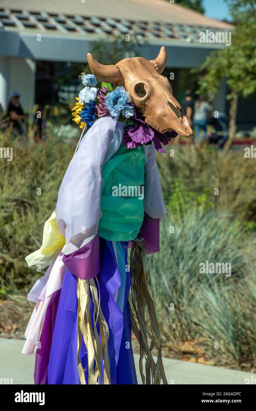Uno scrofa di cranio di mucca è stato il lavoro di 'Georgia Scarecrow-Keefe' in un festival di Halloween in un parco di Costa Mesa, CA. Foto Stock